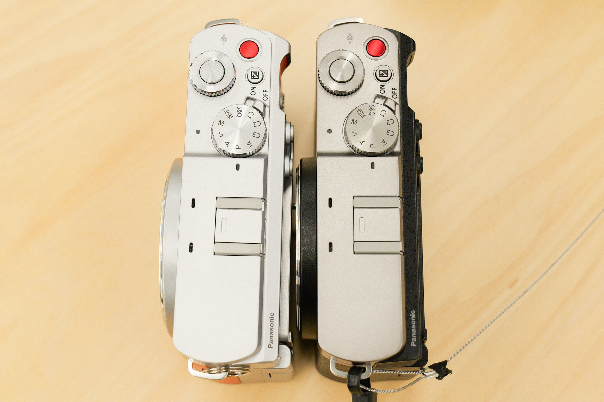 キャメルオレンジ（左）とダークシルバー（右）