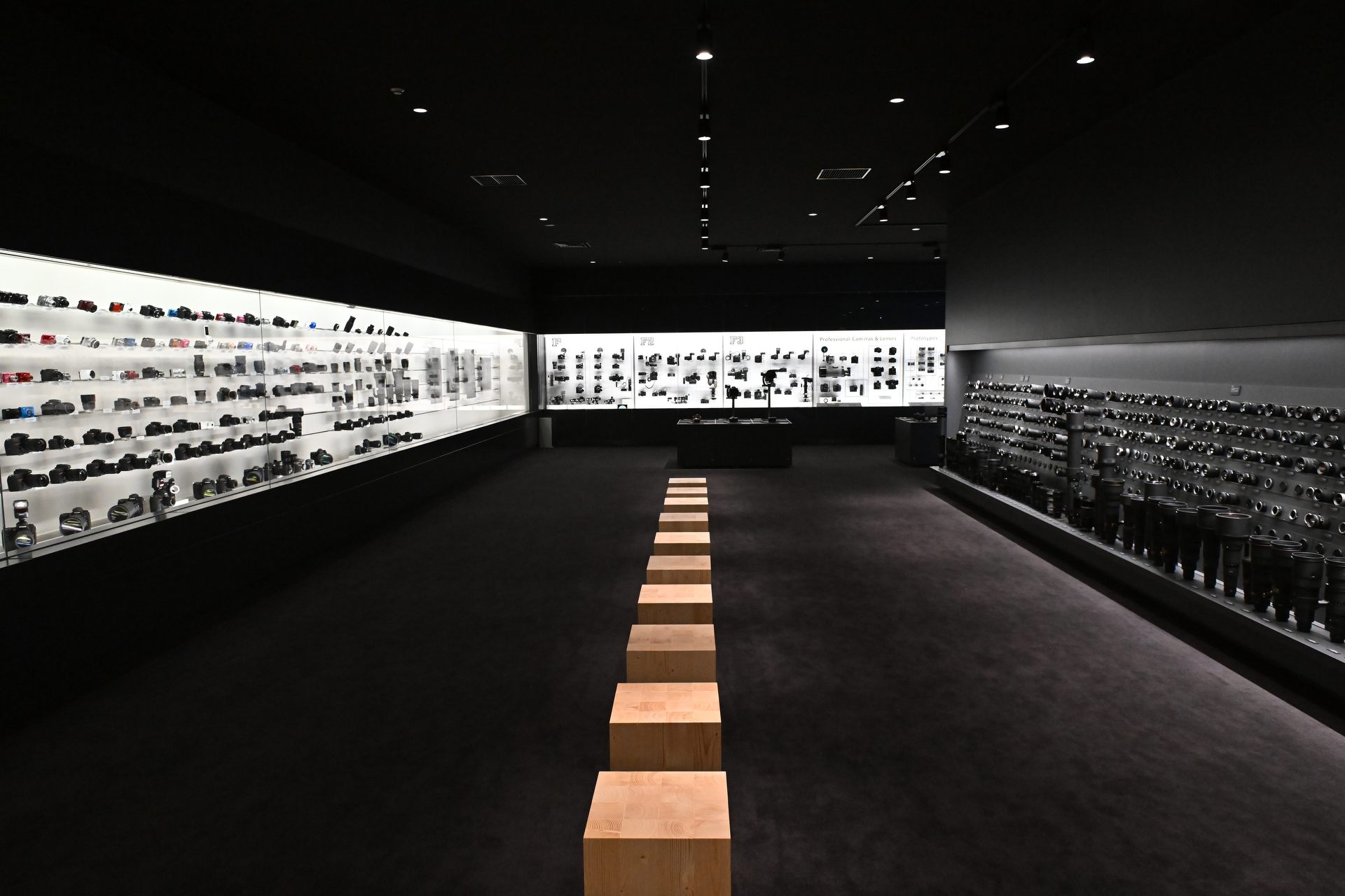 歴代のカメラやレンズが展示されている