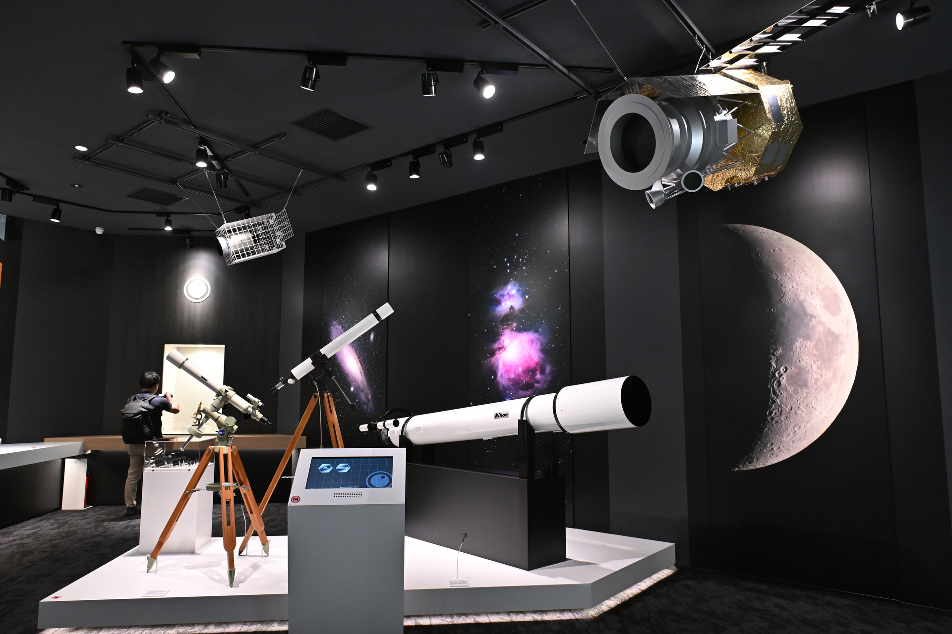 望遠鏡など実際に体験できる