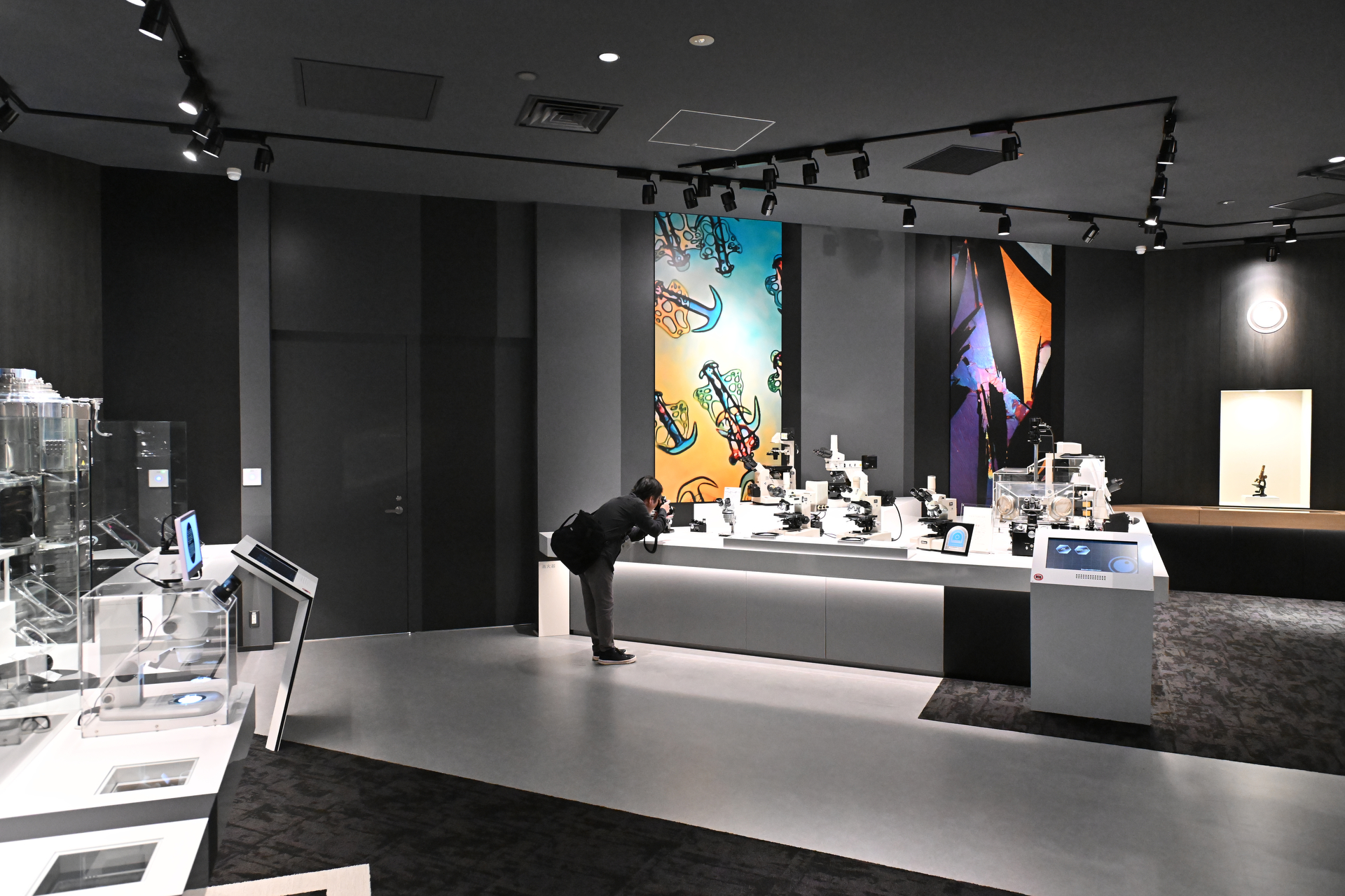 顕微鏡なども様々な機種を用意する