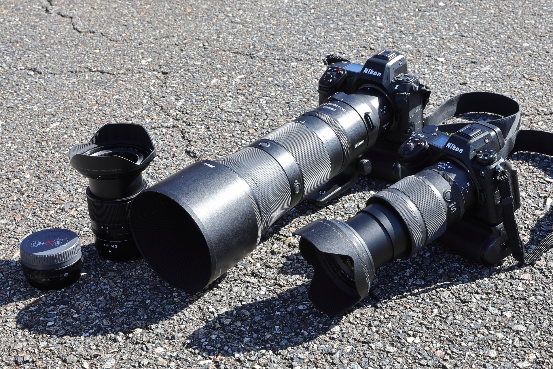 手前からZ6III（バッテリーグリップ付）＋NIKKOR Z 24-120mm f/4 S、Z8（バッテリーグリップ付）＋NIKKOR Z 180-600mm f/5.6-6.3 VR、Z TELECONVERTER TC-1.4x、NIKKOR Z 14-30mm f/4 S