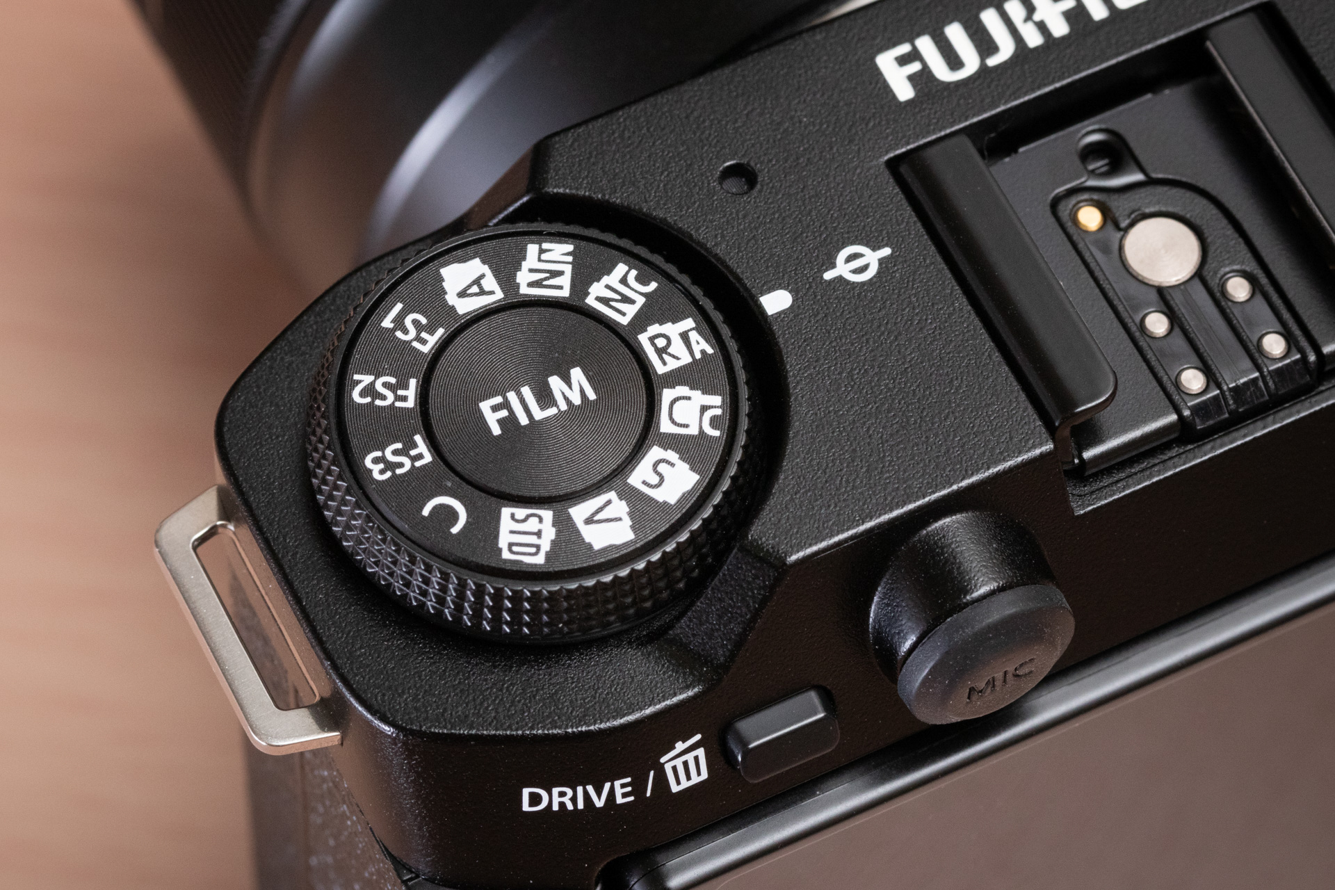 フィルムシミュレーションダイヤル。FS1～FS3には割り当てが可能。Cはメニューからフィルムシミュレーションを選ぶモード