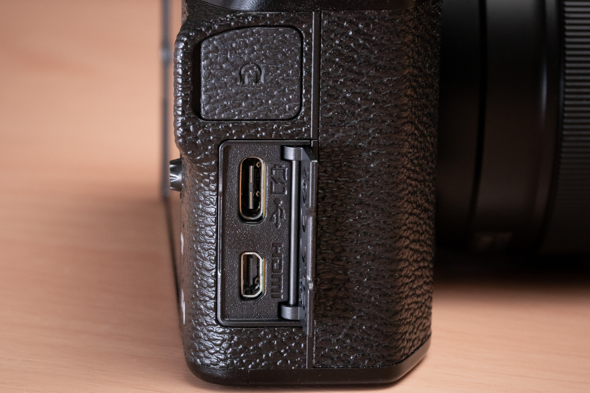 グリップ側にはHDMI、USB Type-C、ヘッドホンの端子を装備。マイク端子は背面上部にある