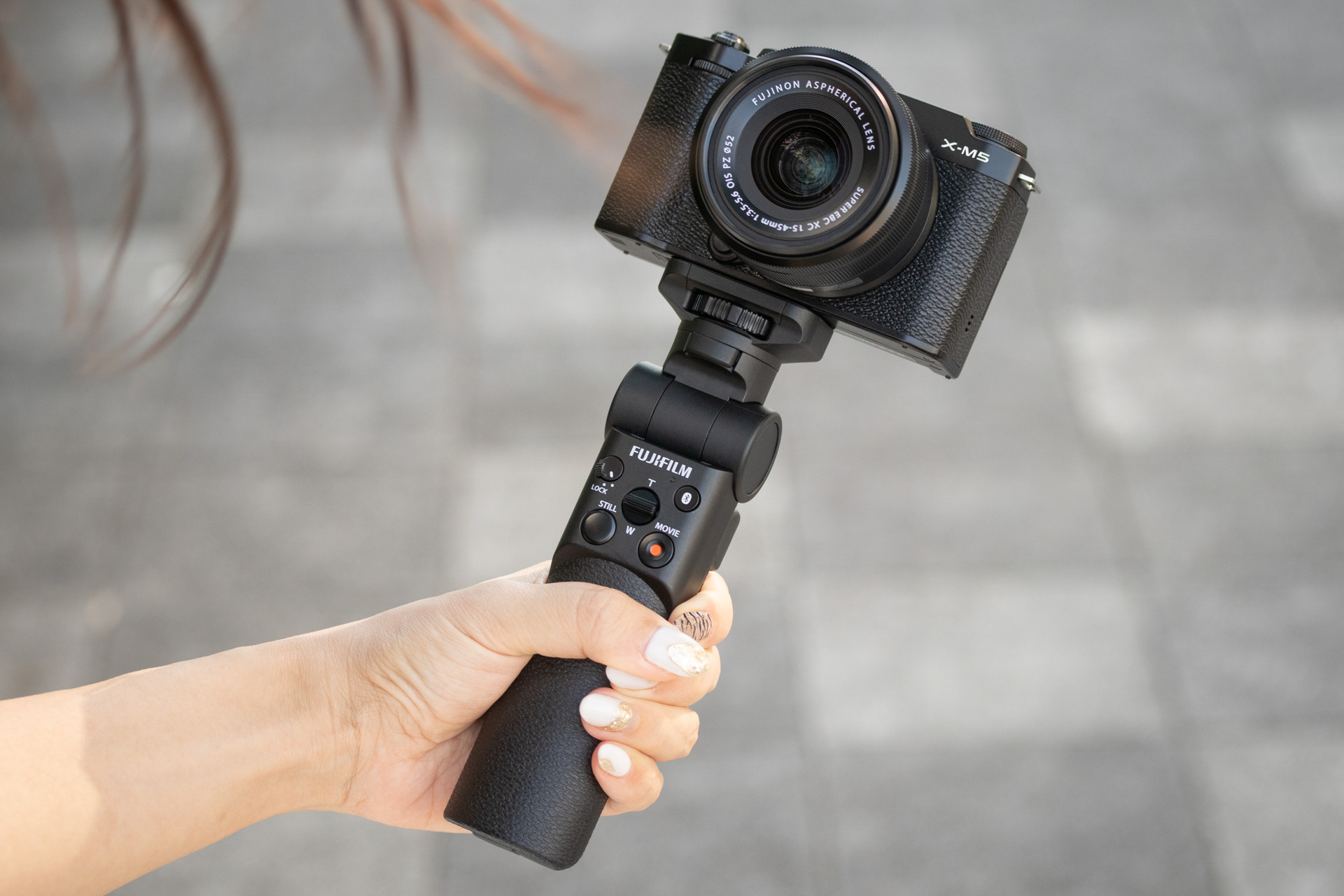 Vlog撮影ではハンドグリップがあると使いやすい。純正の「TG-BT1」は録画開始やズームの操作ができる