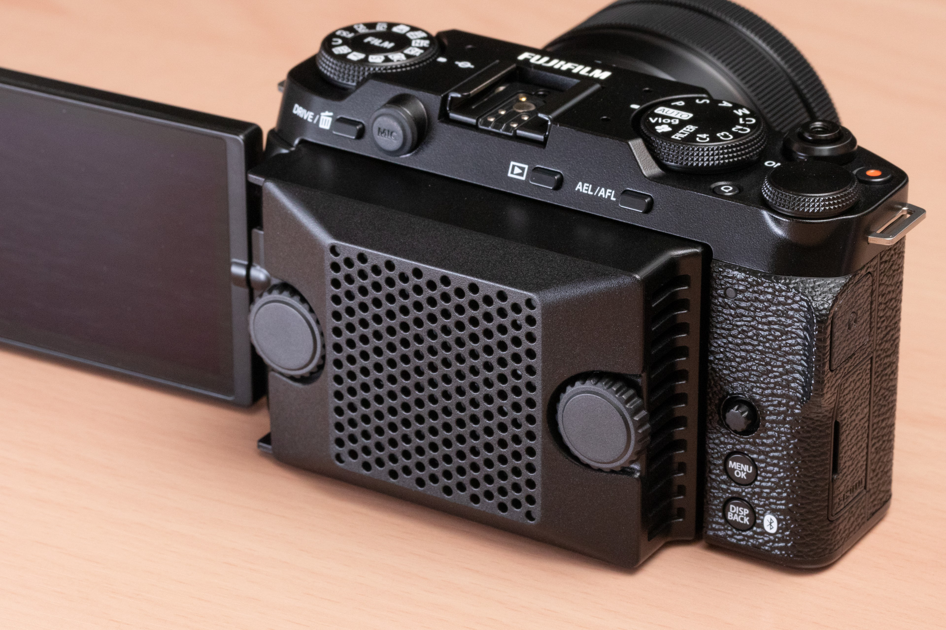 オプションとしては冷却ファン「FAN-001」にも対応している