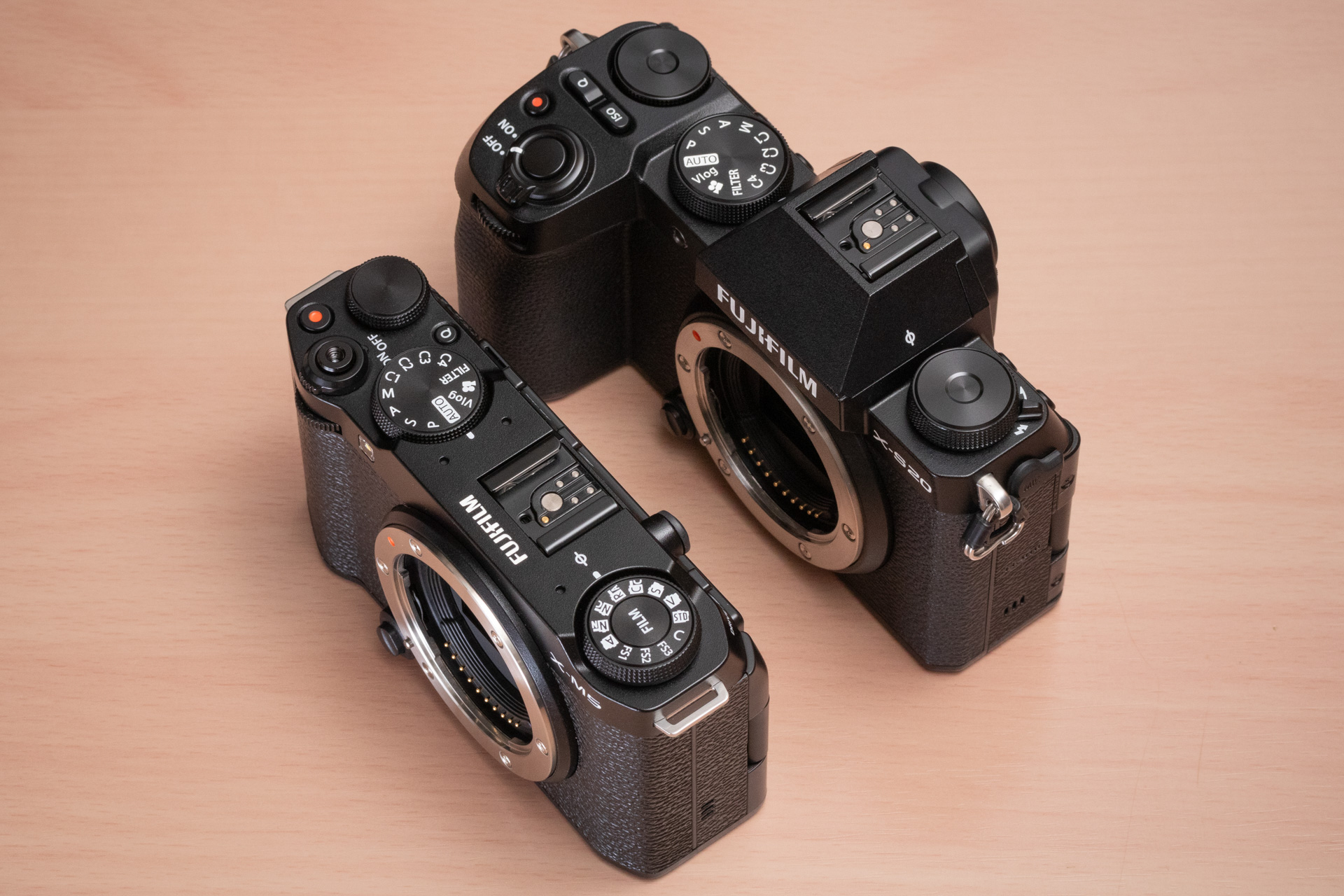 X-S20（右）との比較