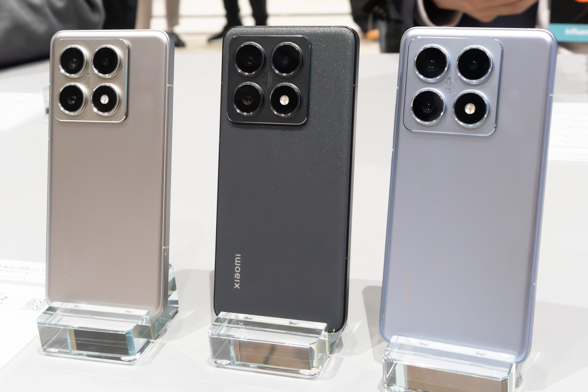 Xiaomi 14T Pro。左からチタングレー、チタンブラック、チタンブルー