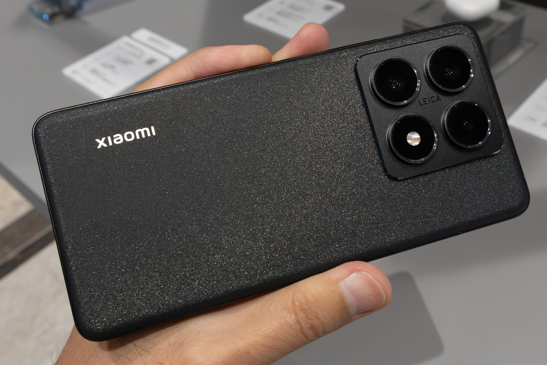 こちらはチタンブラック。マットな仕上げで精悍な印象