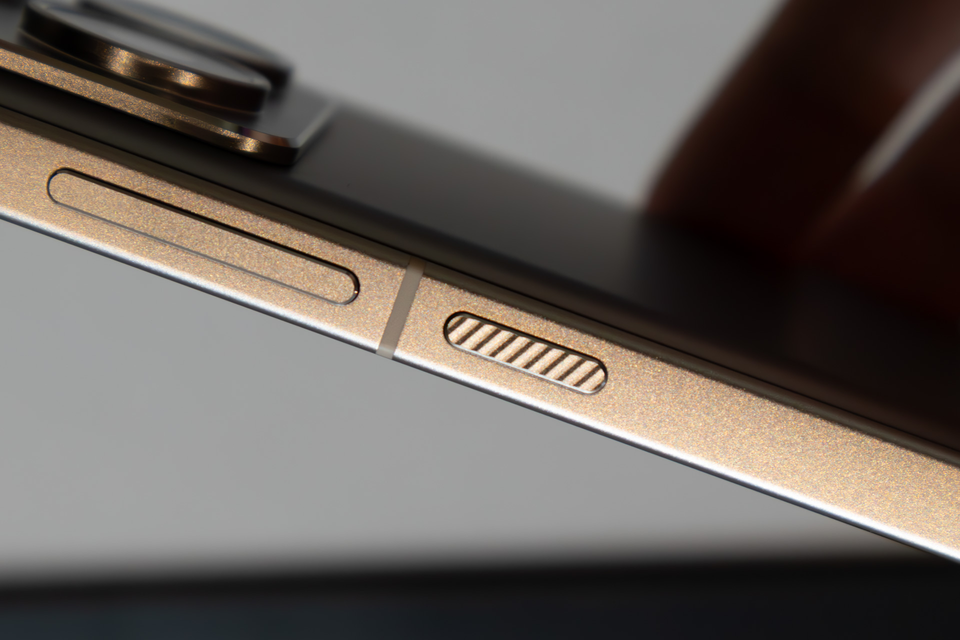 電源ボタンには斜めのウェーブをデザインし、触感でわかりやすくしている