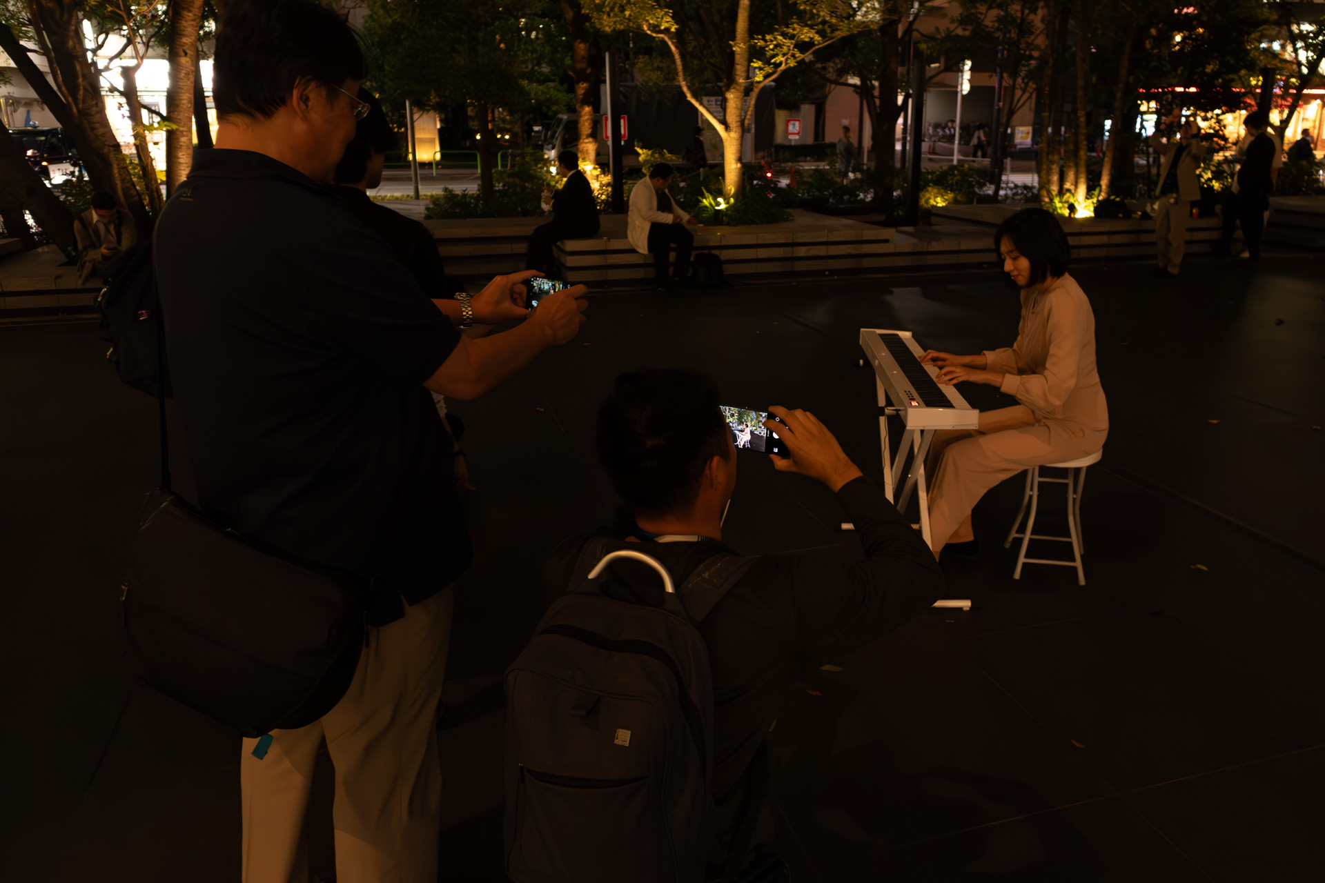 撮影体験の様子。いずれのシーンも特別な照明は当てていない