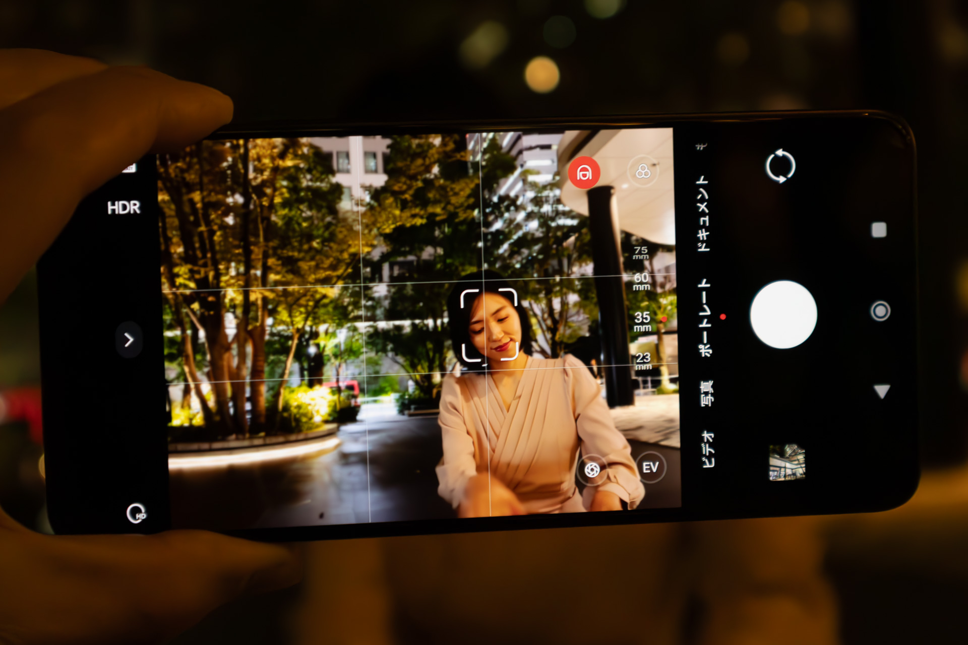 撮影中の画面。暗いシーンでも顔認識が機能していた