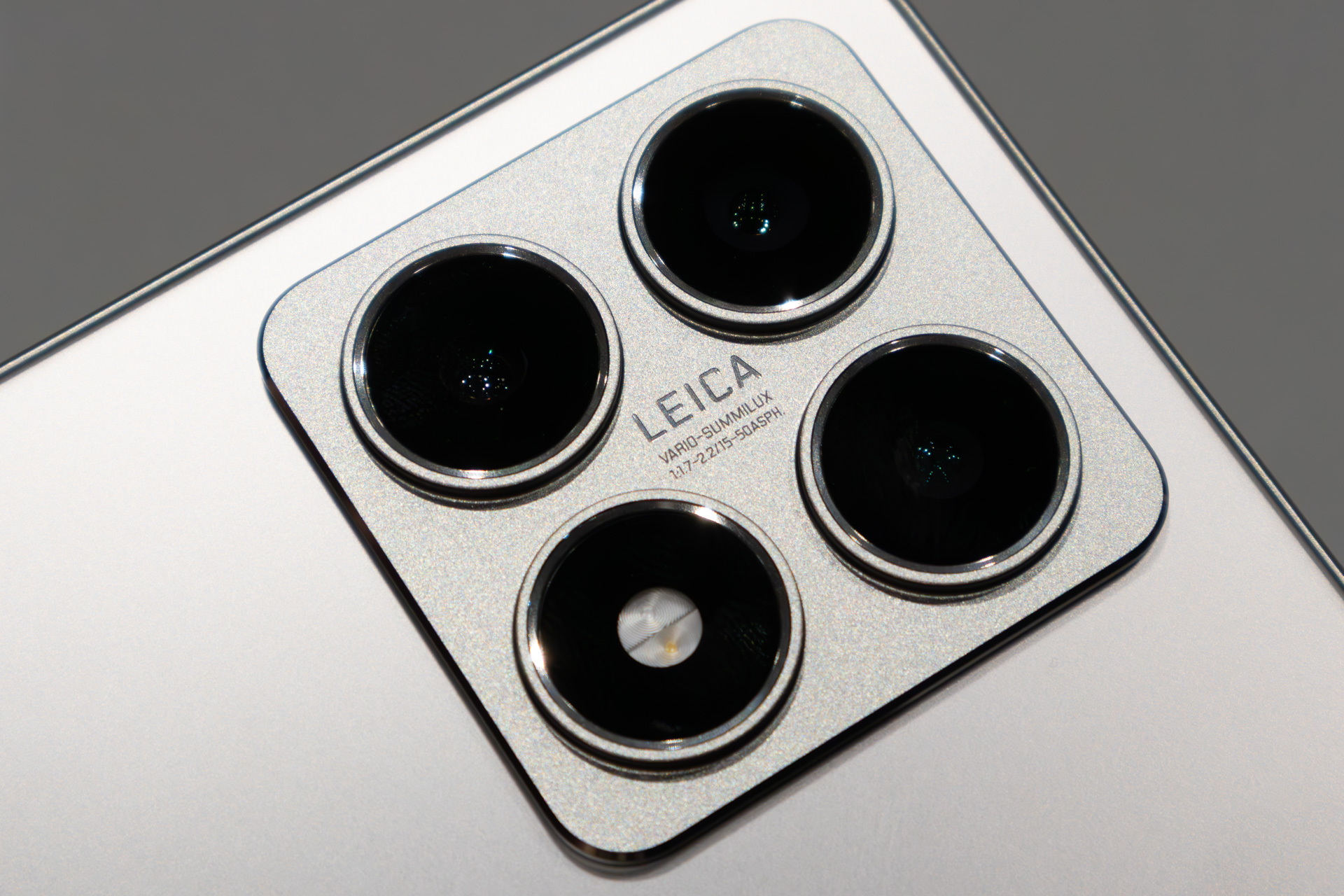 カメラ部分。こちらもライカ銘だが、最も明るいレンズがF1.7となる