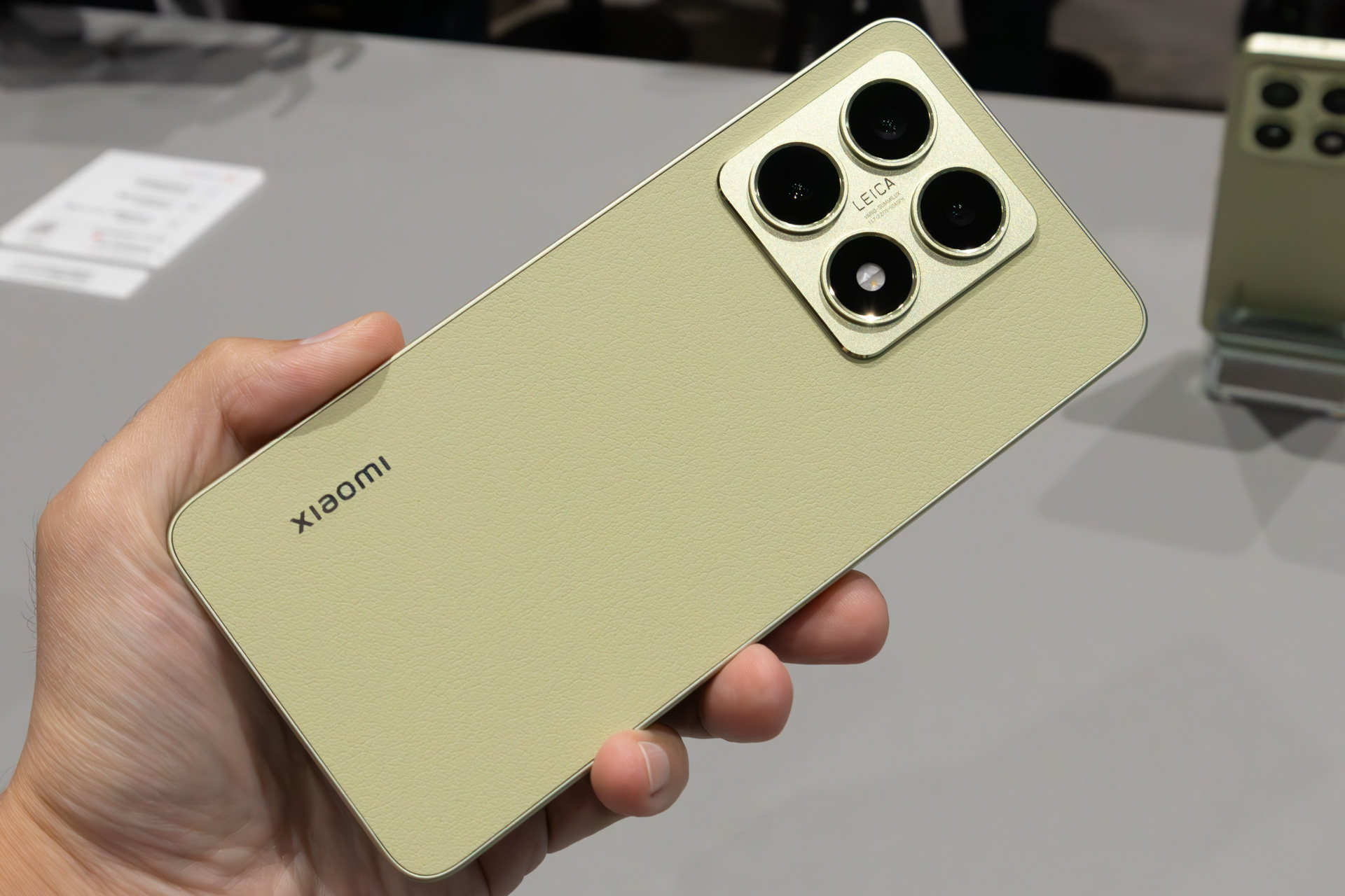 レモングリーンは環境に配慮したというヴィーガンレザーを採用し、ほかと異なるテクスチャになっている