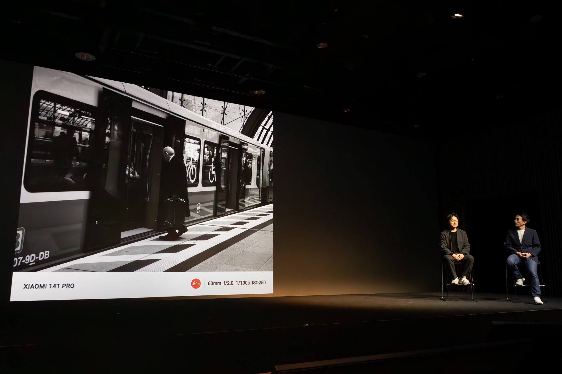 写真家の保井崇志さん（左）。「これ（Xiaomi 14T Pro）がメインでも全然ストリートを撮れるなと感じました」と評した。