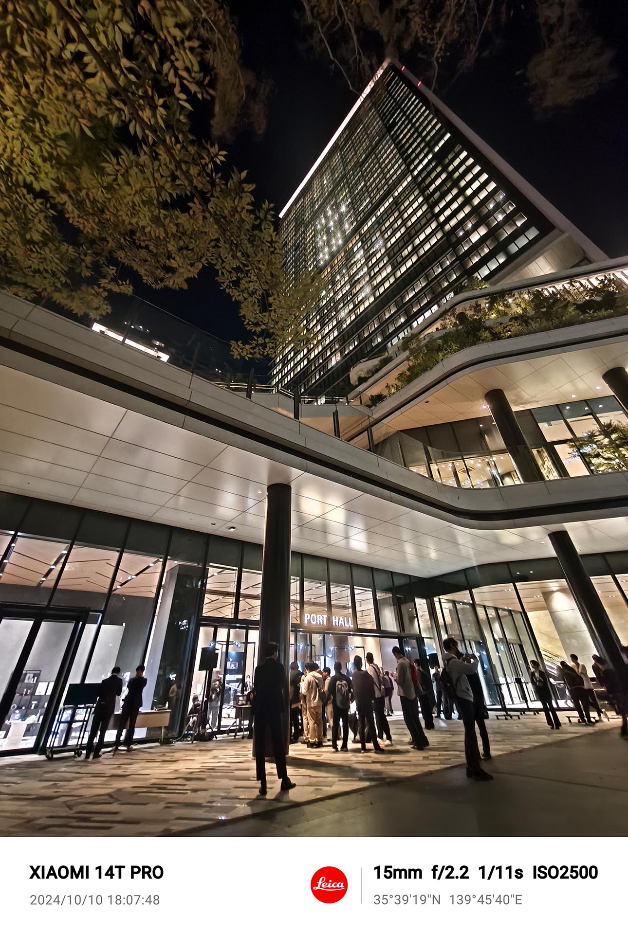 15mm（0.6倍）の広角レンズで建物を撮影。これもオートモードだが明るさも問題無く写せた