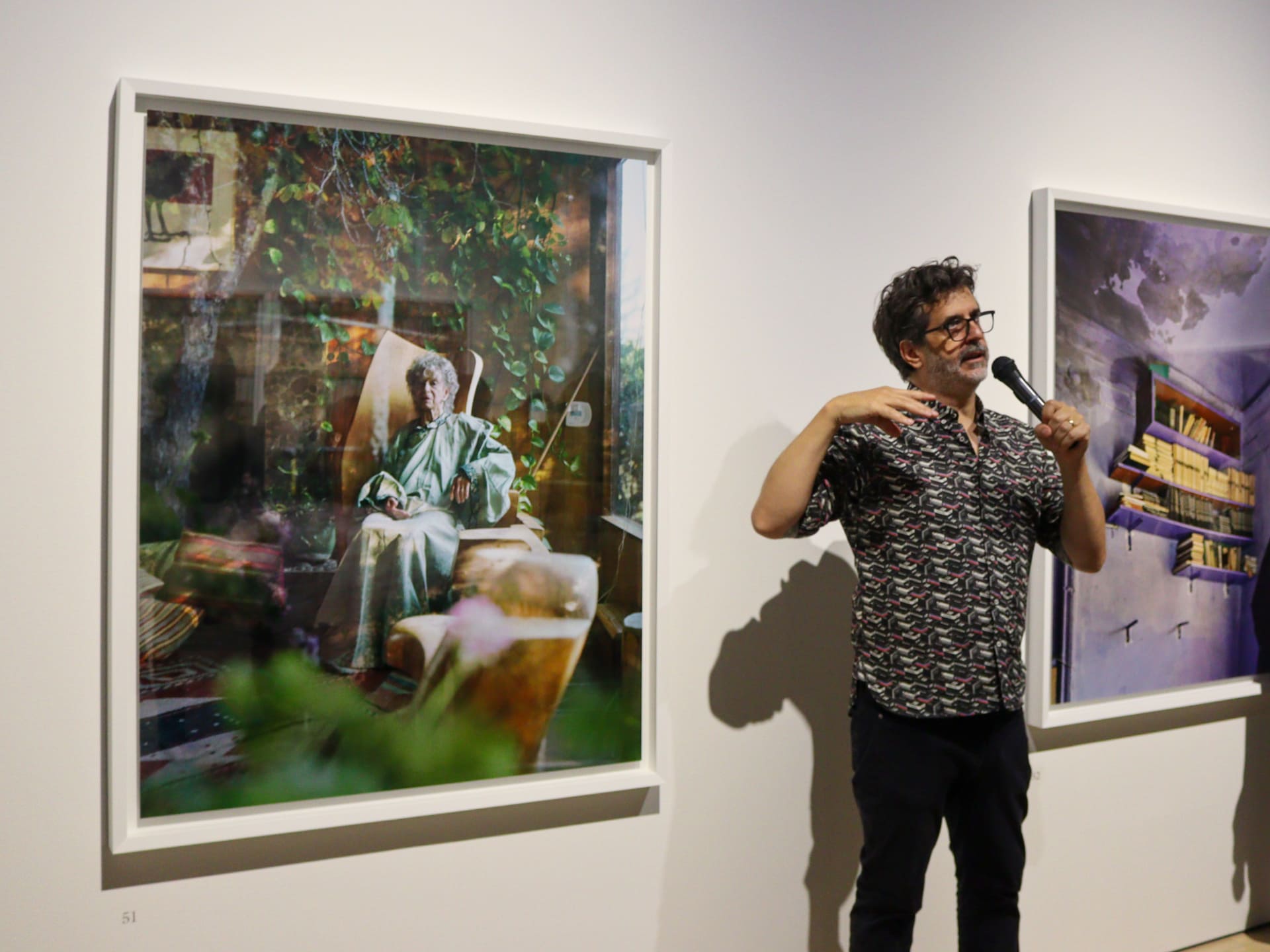 写真展「アレック・ソス 部屋についての部屋」で作品を解説するアレック・ソス