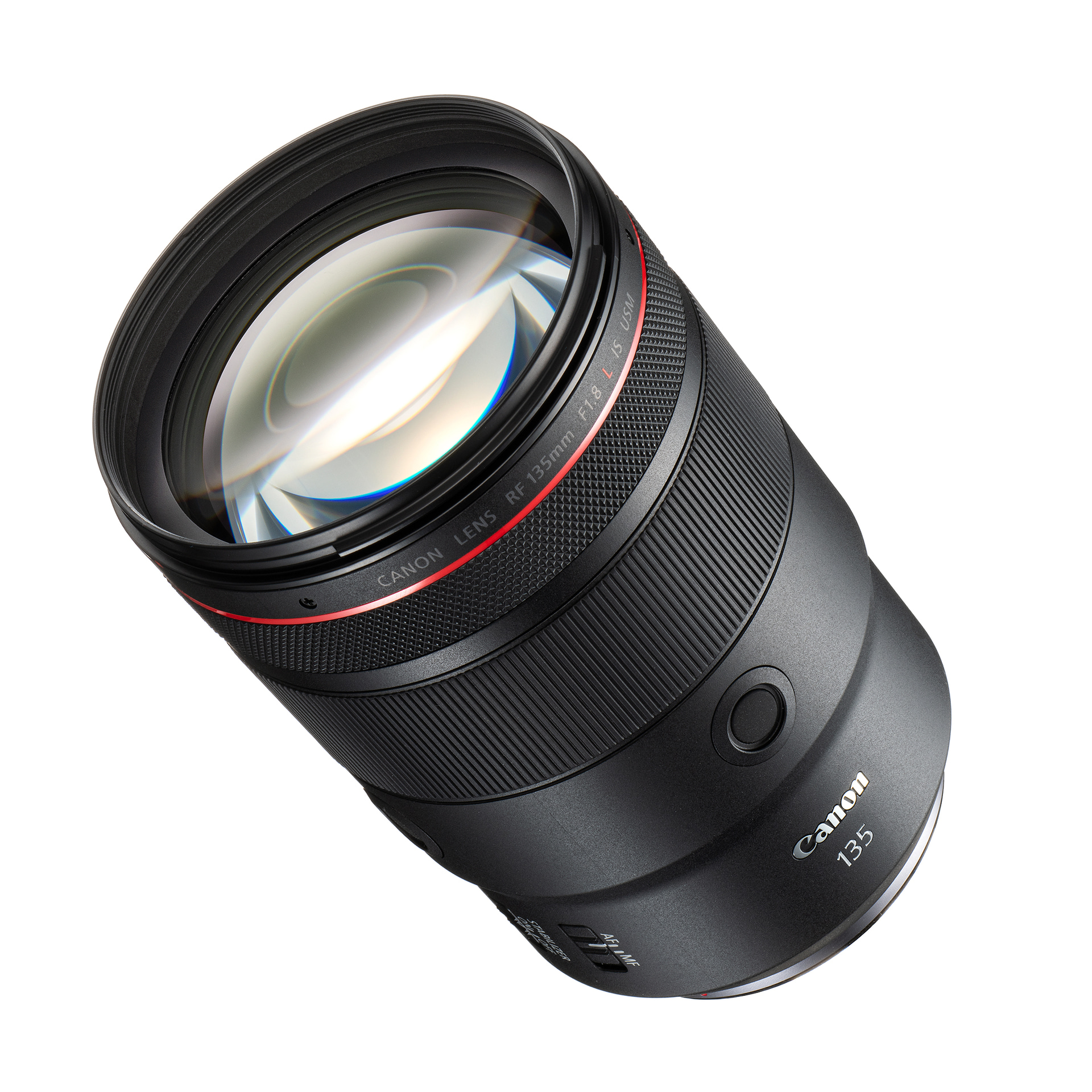 <span class="fnt-110"><b>RF135mm F1.8 L IS USM</b></span><br>単焦点の画質の良さとF1.8の明るさが最大の魅力。朝夕の薄暮の時間はもちろん、軽量でフットワークを生かした撮影時は本レンズをチョイス。ズームレンズにはない楽しさがあるレンズだ