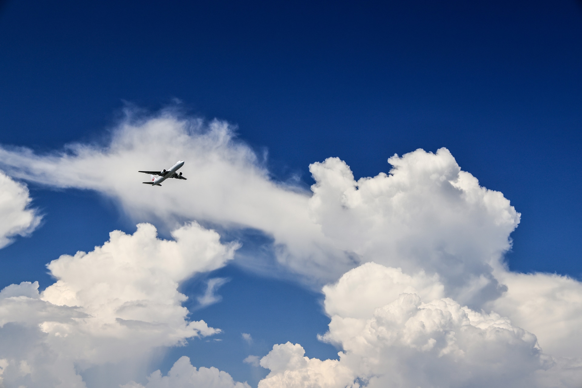 PLASMA SPUTTERING C-P.Lフィルターは、夏の青空に浮かぶ白い雲を立体的に表現するのに欠かせないアイテム。機体の背景を白い雲にすることでより印象的になる<br><span class="fnt-85">キヤノン EOS R5 Mark II／RF24-105mm F4 L IS USM／79mm／絞り優先AE（F9、1/1,000秒、－0.3EV）／ISO 400／WB：オート</span>