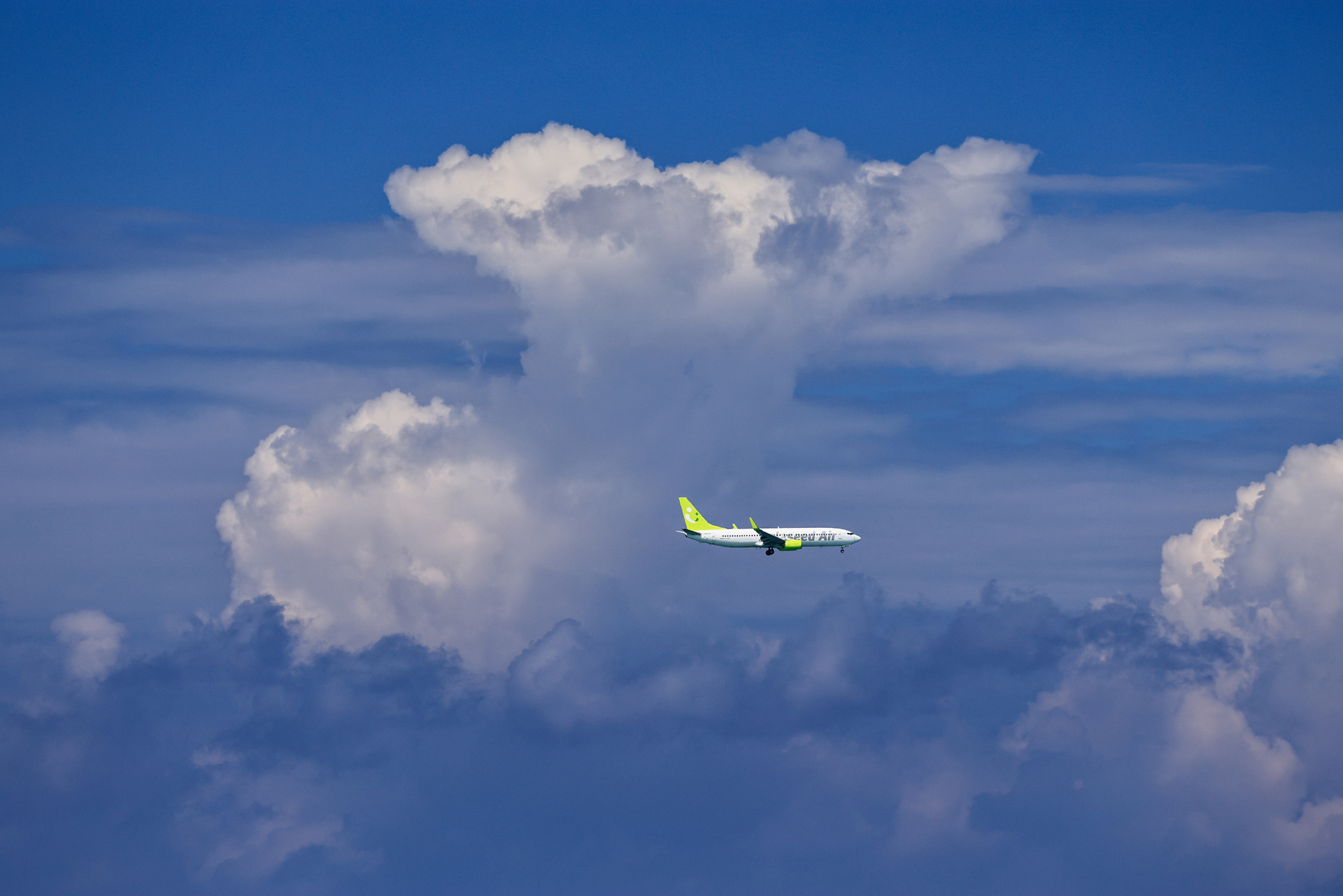 地平線近くにメリハリのある夏雲が出現した。濃淡をより強調したいのでPLASMA SPUTTERING C-P.Lフィルターを使用し、フィルターをイメージに近いところまで回転させた<br><span class="fnt-85">キヤノン EOS R5 Mark II／RF100-500mm F4.5-7.1 L IS USM／238mm／絞り優先AE（F6.3、1/1,600秒、－0.3EV）／ISO 400／WB：オート</span>