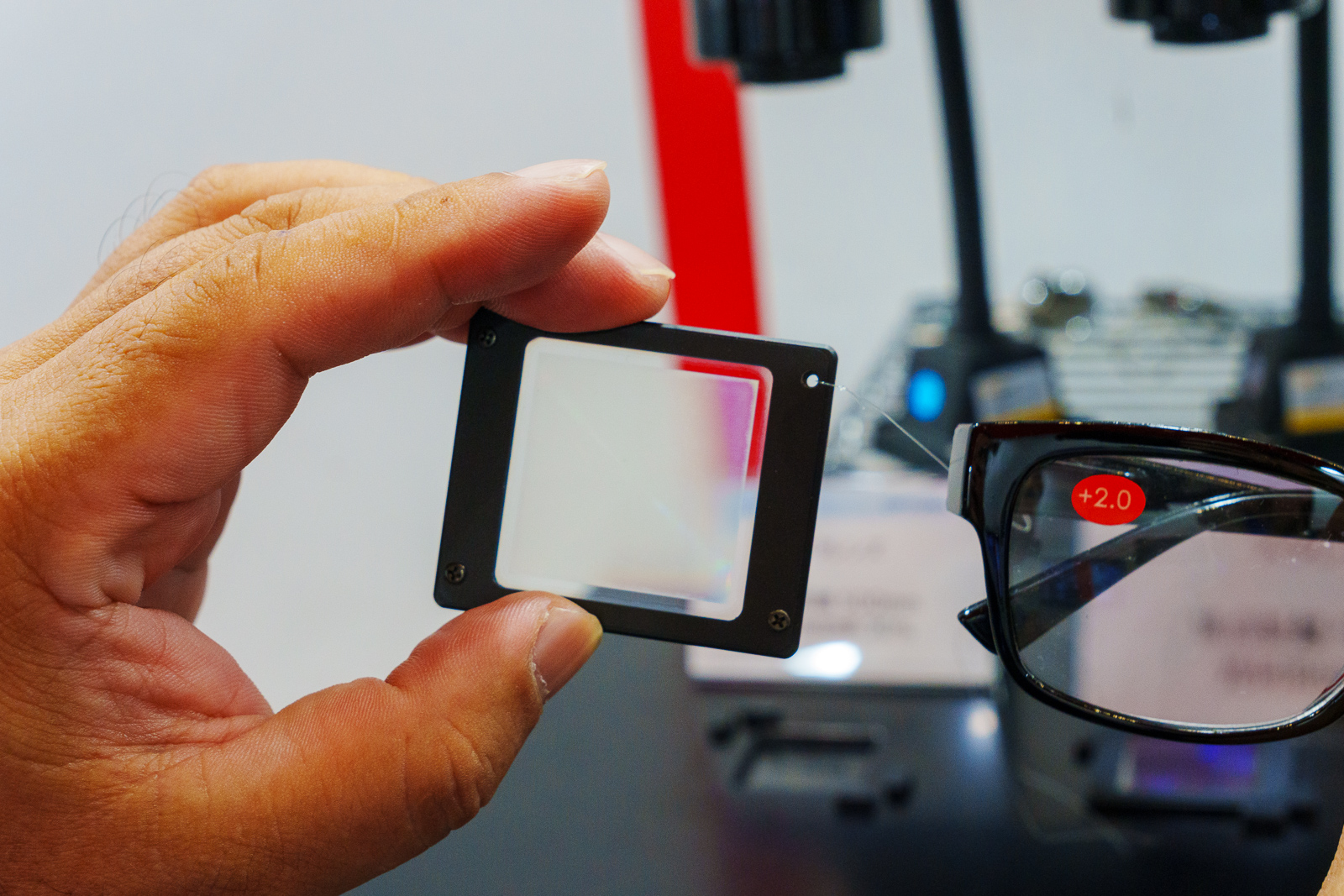 これと同じ焦点距離のメタレンズ。これだと差は分からないが、厚みは1mmしかない