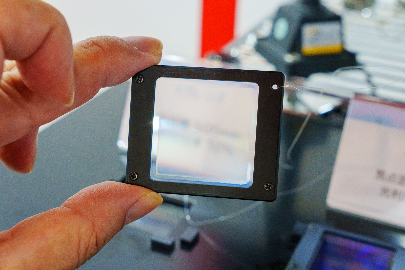 焦点距離500mm、光利用効率70％のメタレンズ