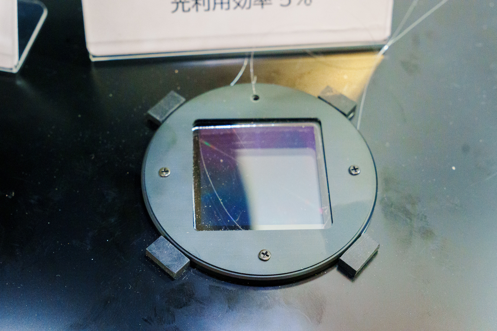 こちらは焦点距離100mm、光利用効率5％のメタレンズ。クリアに見えるが、特定の角度の波長の光だけが曲がる