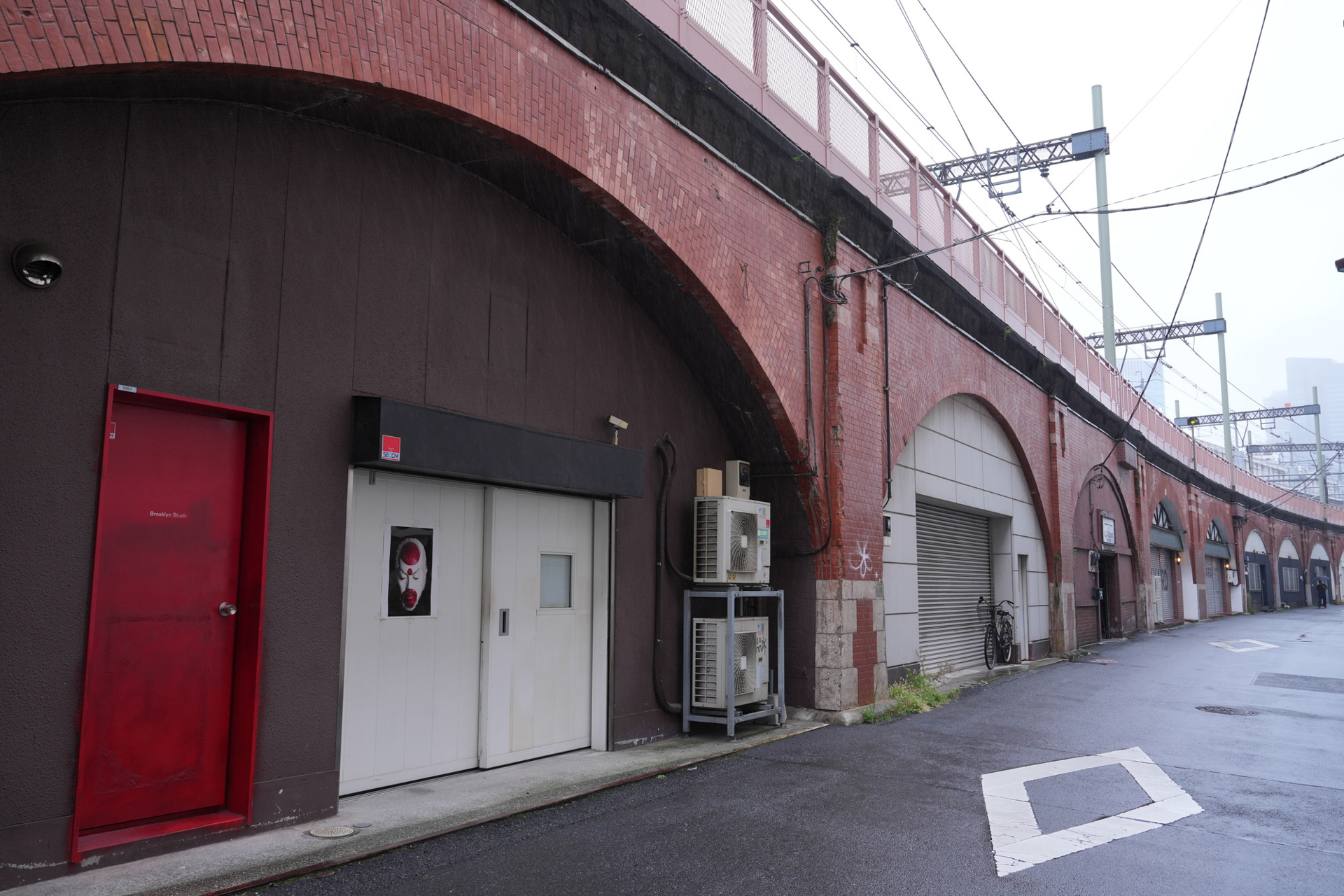 中央線が真上を走る自社スタジオと周辺