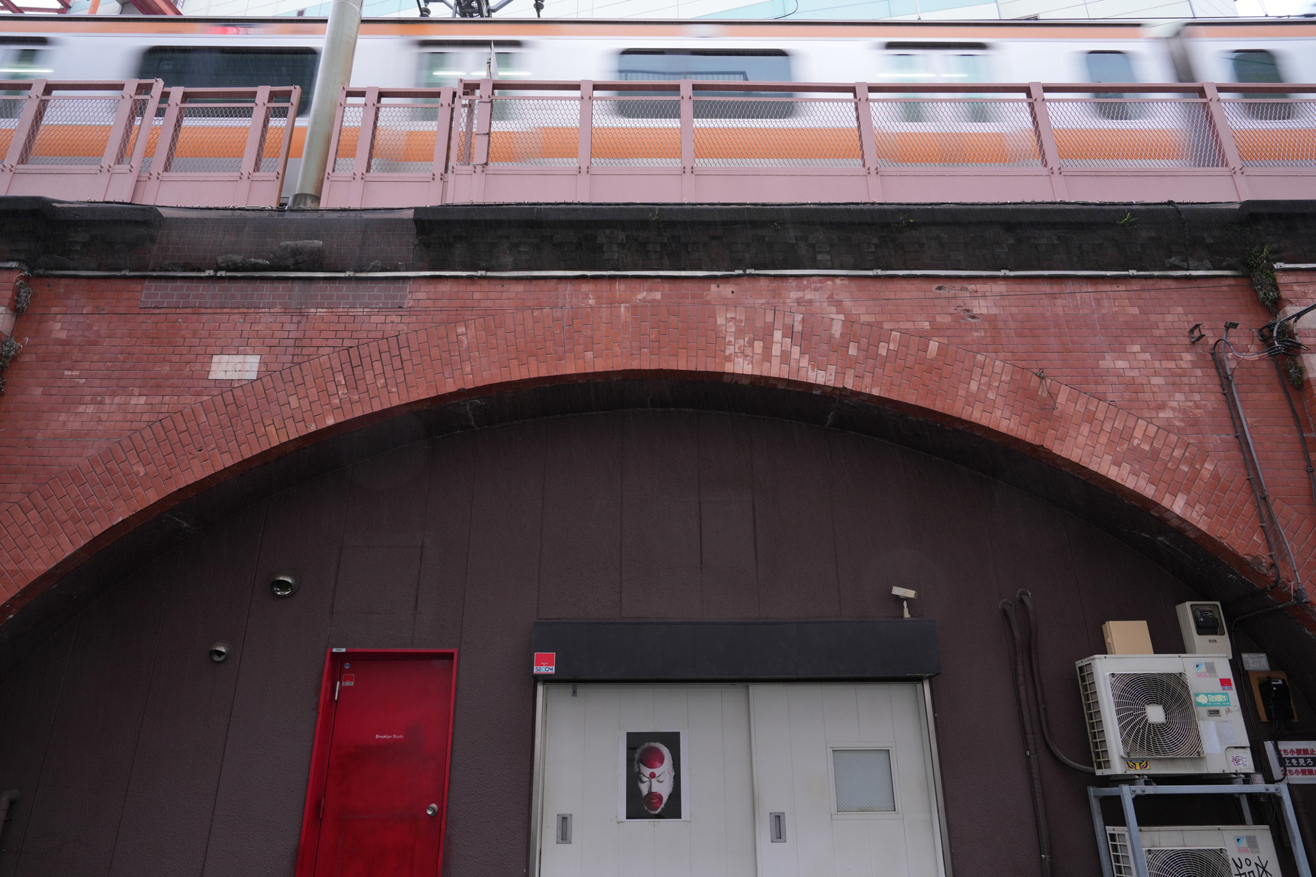 数分おきに聞こえる電車の音は慣れるとあまり気にならず、むしろ心地いい