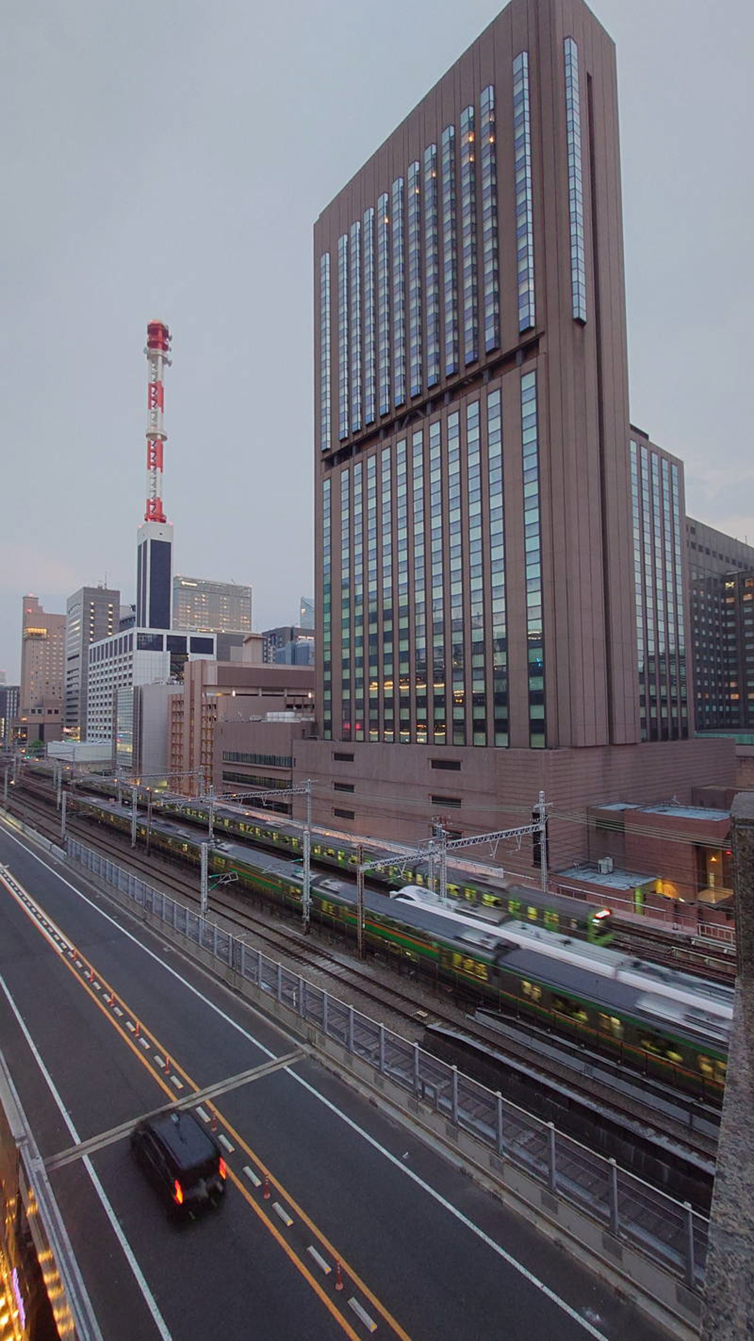 高速道路と鉄道とホテルが見える場所から