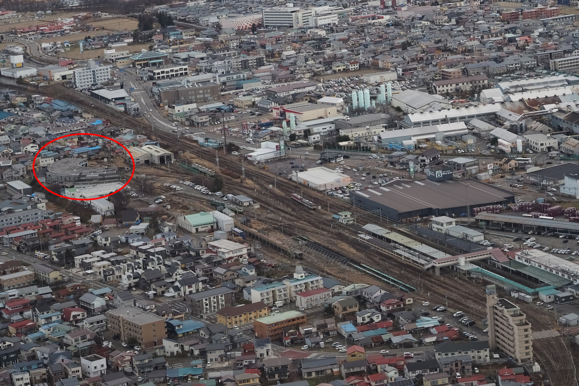 上空から見て赤丸で囲んだ場所が気になり、パイロットに尋ねた