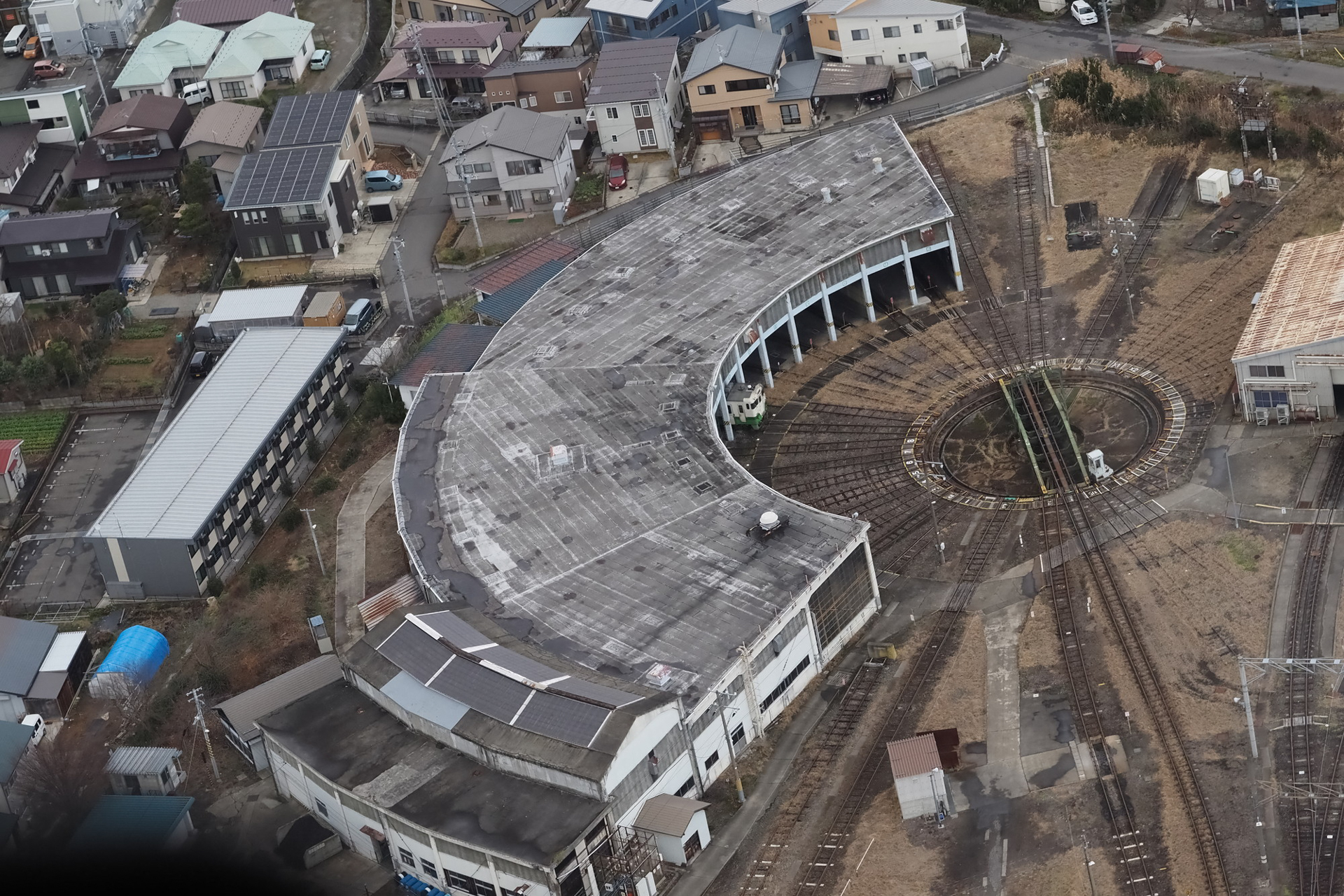 上空から近づけるところまで寄ると電車が入っているのが見えた