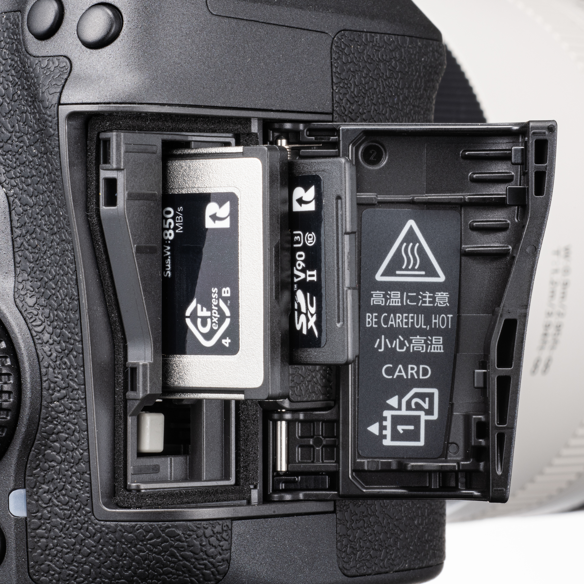 EOS R5 Mark IIはダブルスロットだ。それぞれのスロットにCFexpressとSDカードを挿入する。カードの「同一書き込み」を選び、CFexpressとSDカードに同じデータを記録する