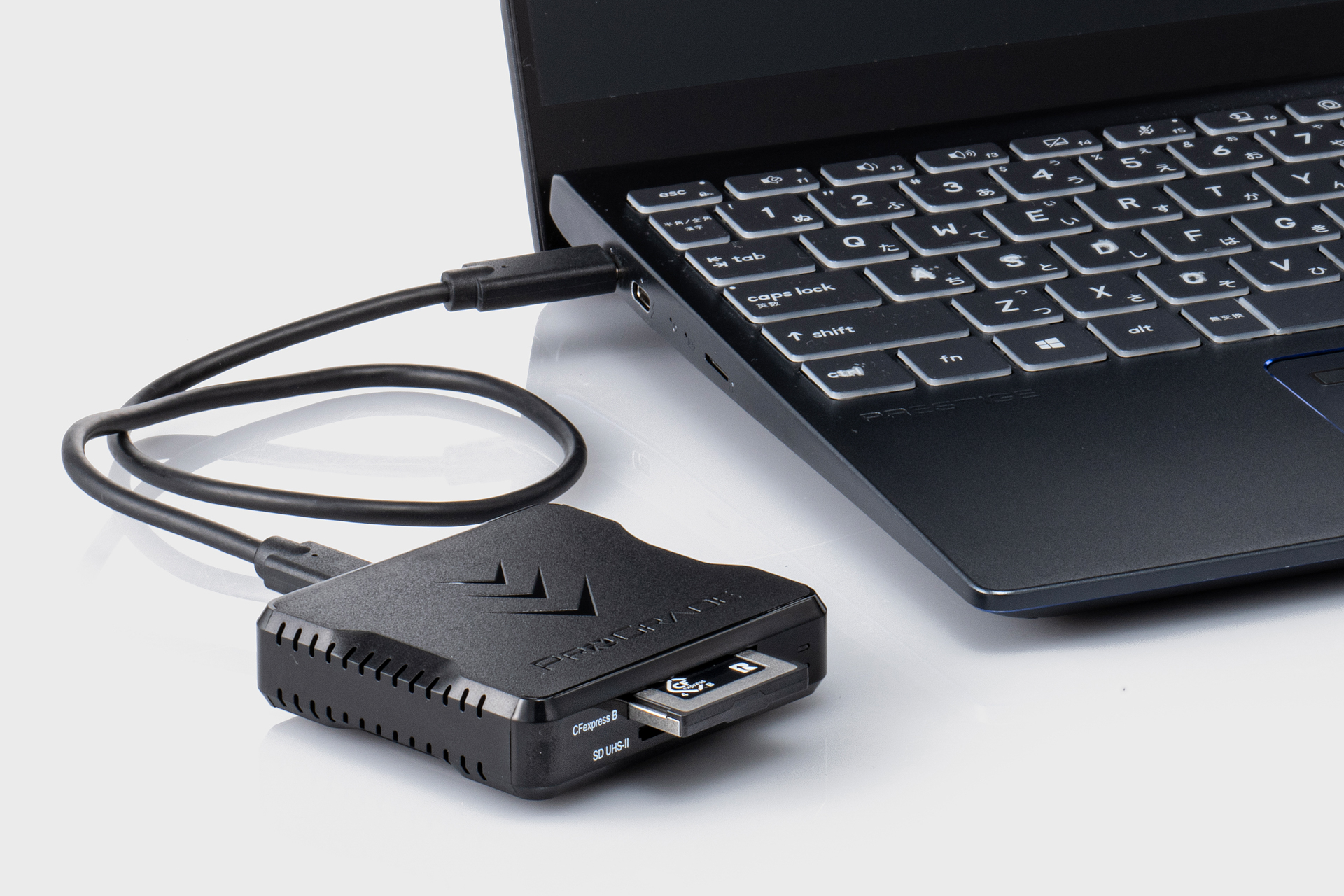 CFexpressはカメラから取り出し、パソコンへデータを転送する。読み込み速度も速いので、作業のストレスはまったくない。パソコンで使いたい写真を選ぶ