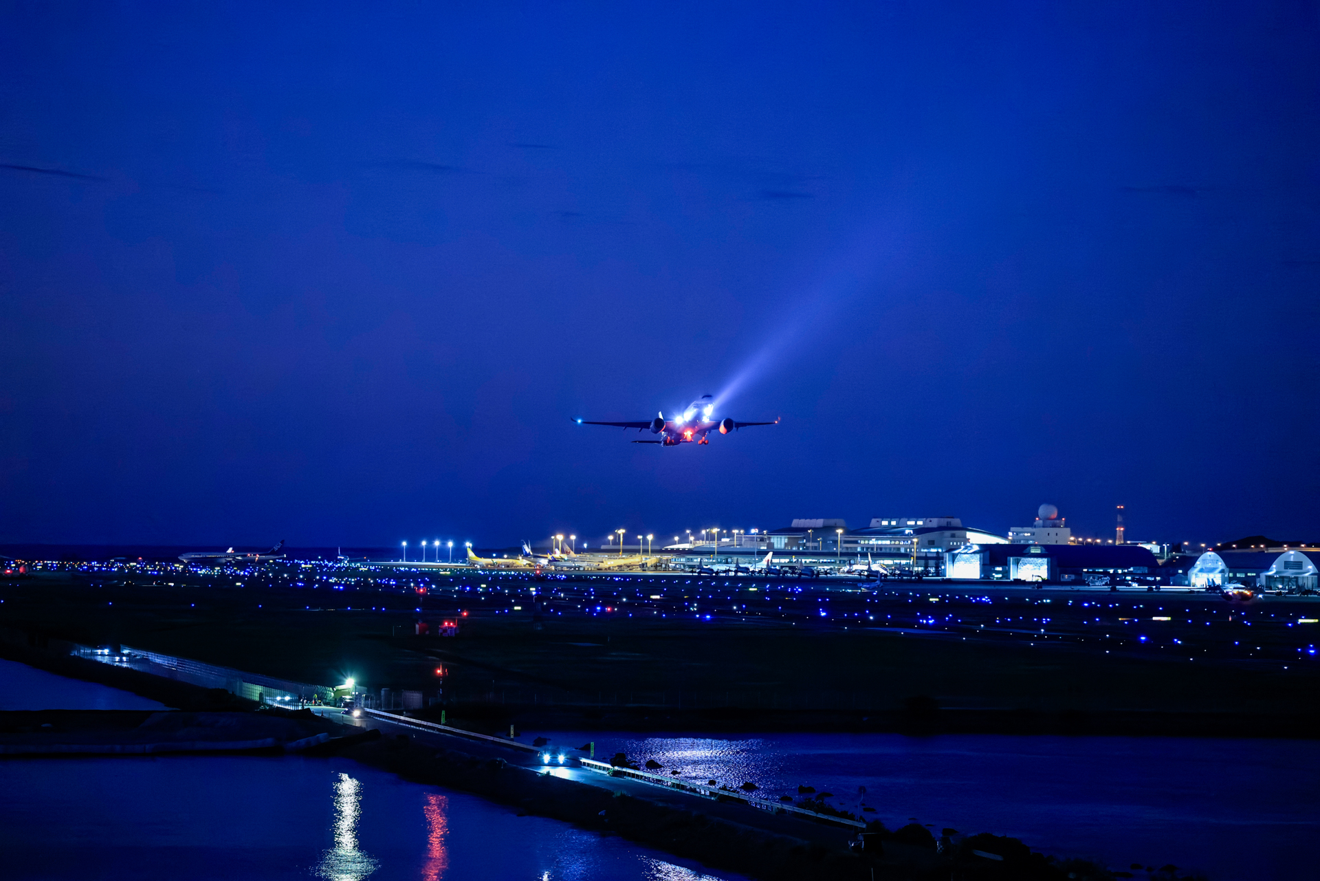 夜の撮影は明るいレンズが必須だが、焦点距離が短くもっと寄りたいときも多い。そんなときにはEOS R5 Mark IIの「カメラ内アップスケーリング」機能を利用する。カメラ内で処理する機能は高速カードの方が処理が速く終わる<br><span class="fnt-85">キヤノン EOS R5 Mark II／RF70-200mm F2.8 L IS USM／153mm／マニュアル露出（F2.8、1/125秒）／ISO 25600／WB：3,300K</span>