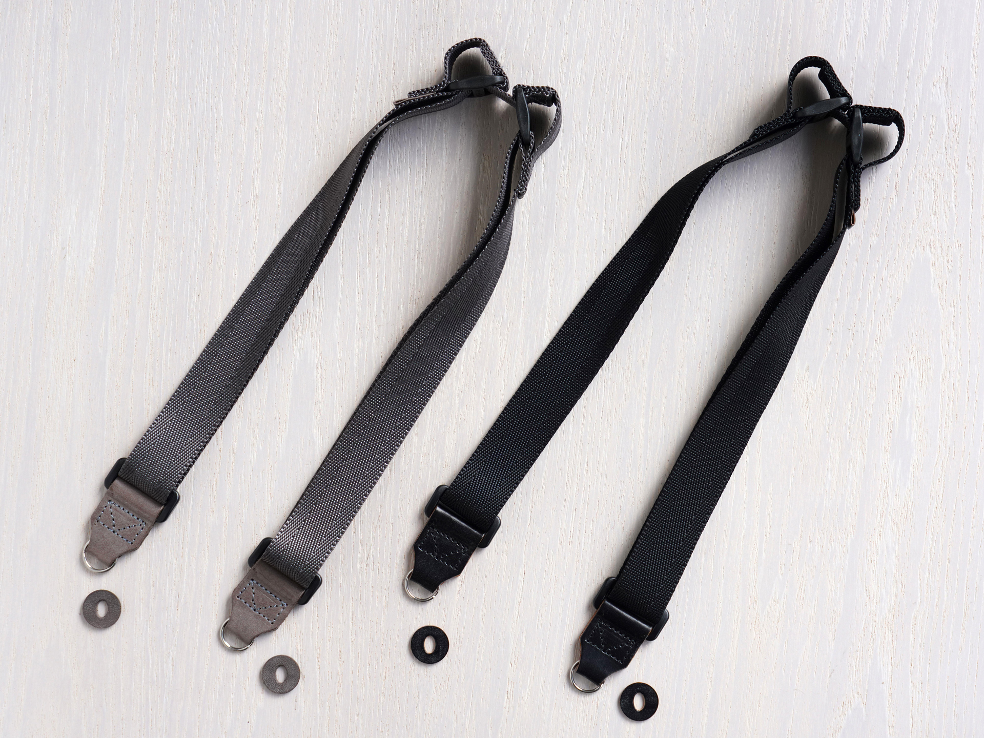 左がグラファイト、右がブラック