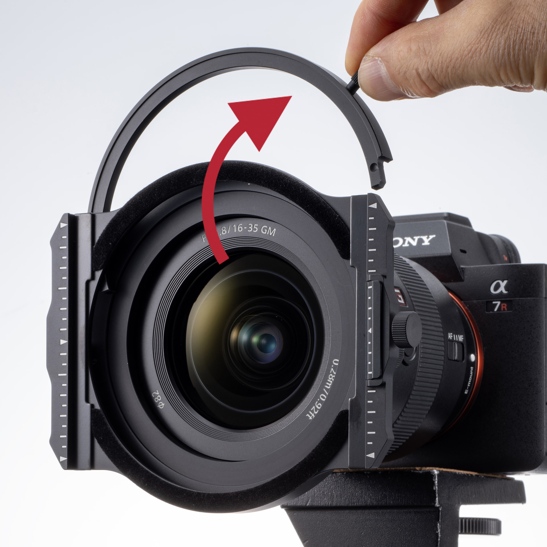 <span class="fnt-110"><b>①カバーキャップを外す</b></span><br>レンズにK-Series フィルターホルダーを装着し、ホルダー上にあるカバーを外す