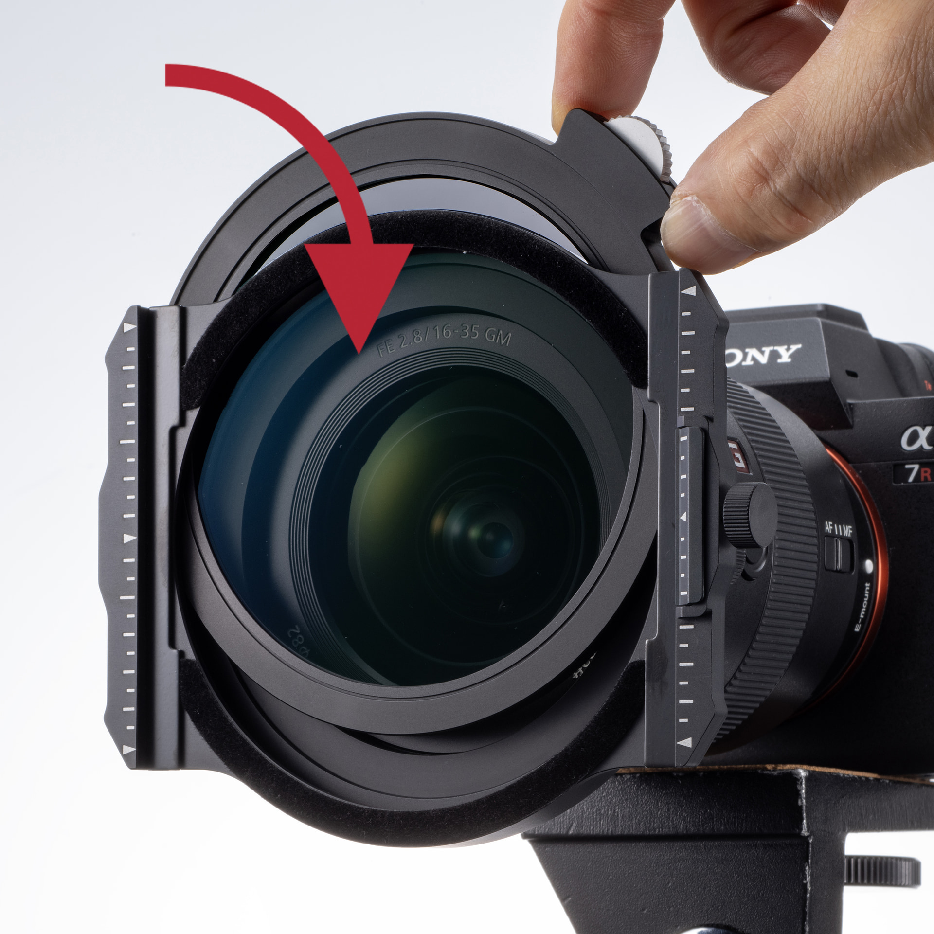 <span class="fnt-110"><b>②CPLフィルターを差し込む</b></span><br>CPLフィルターをホルダーの上から差し込む。カチッとはまったら、フィルターの装着は完了