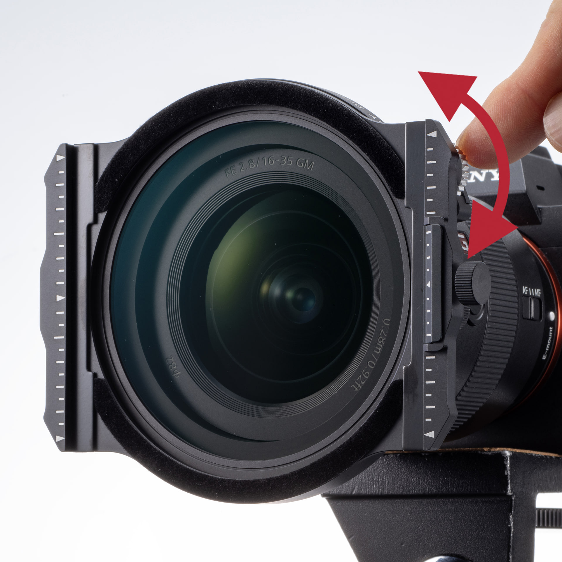 <span class="fnt-110"><b>③ダイヤルを回して効果を調整</b></span><br>CPLフィルターの効果を調整する。カメラ側から見て左側にある調整ダイヤルを回す