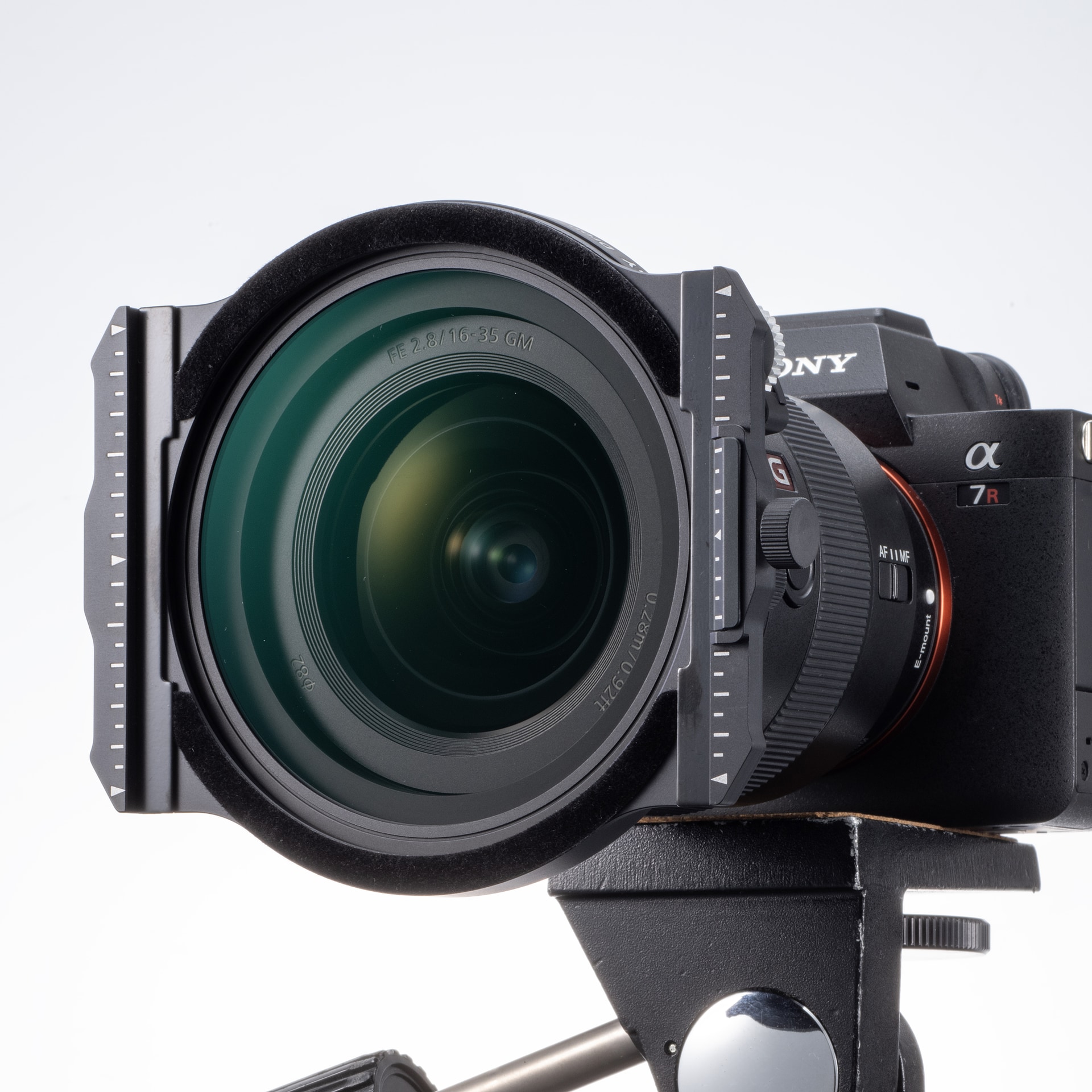 <span class="fnt-110"><b>①K-Series フィルターホルダーを装着する</b></span><br>レンズの口径に合わせて、レンズに付属のアダプターリングを装着し、フィルターホルダーを付ける