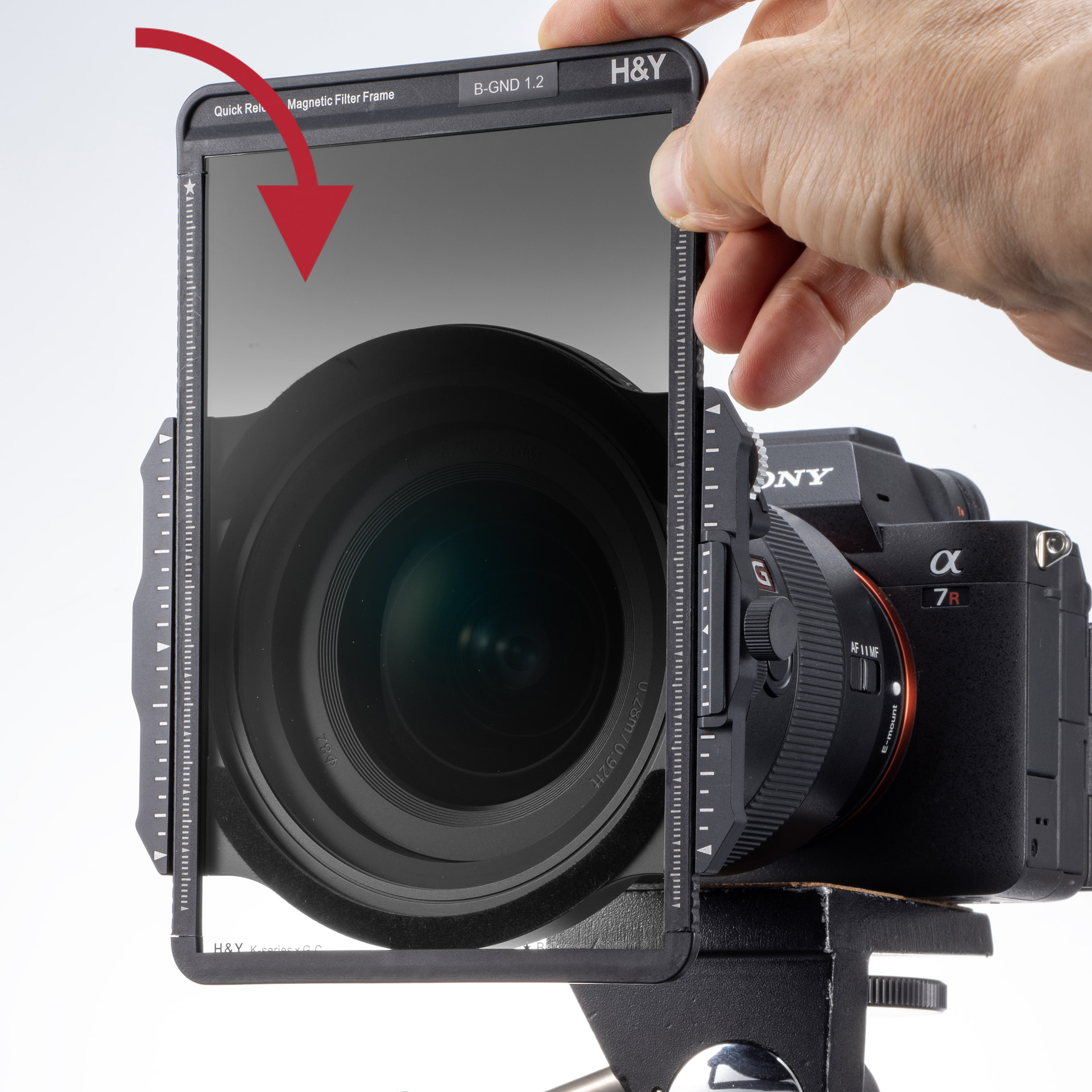 <span class="fnt-110"><b>②ホルダーにフィルターを吸着させる</b></span><br>フィルターはマグネット式なので、ホルダーに近づけると自動的に吸着する。上下を逆にしても装着できる