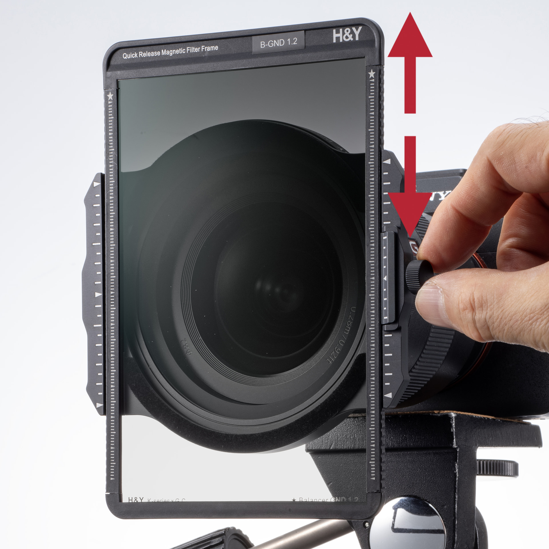 <span class="fnt-110"><b>③使いたい効果に合わせてフィルター位置を調整する</b></span><br>フィルター位置を調整する。動きはスムーズ。それでいて不意な衝撃でも外れない強力なものだ。横のネジを締めると、フィルターを好みの位置で強力に固定できる