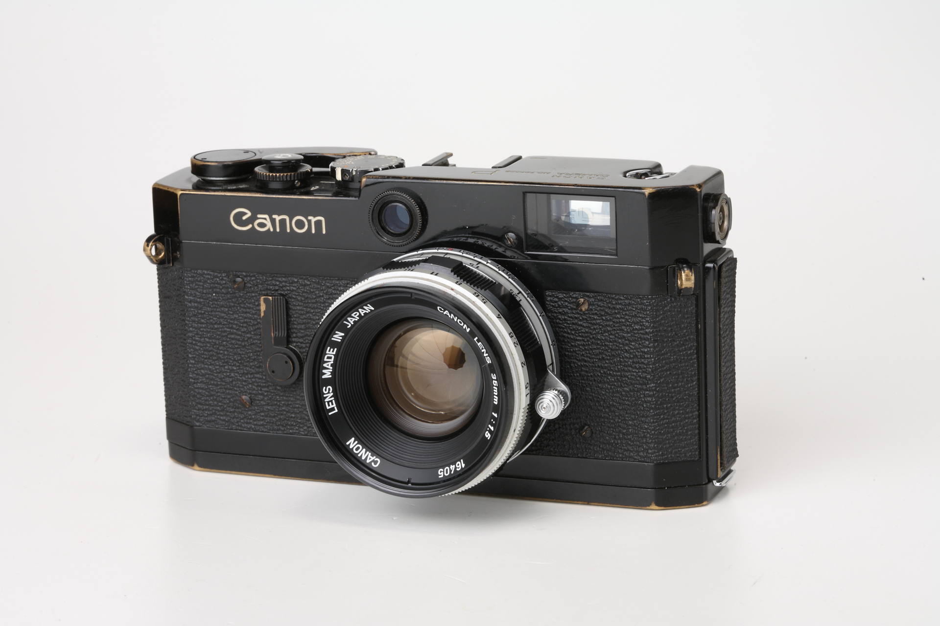 元祖キヤノンPの実物がコレです。ブラックなところが素直じゃありません。アルバダ式のファインダーにはたくさんのブライトフレームが見えてにぎやかでギラギラします。ライカとは異なります。でもパララックスは自動補正したりします。