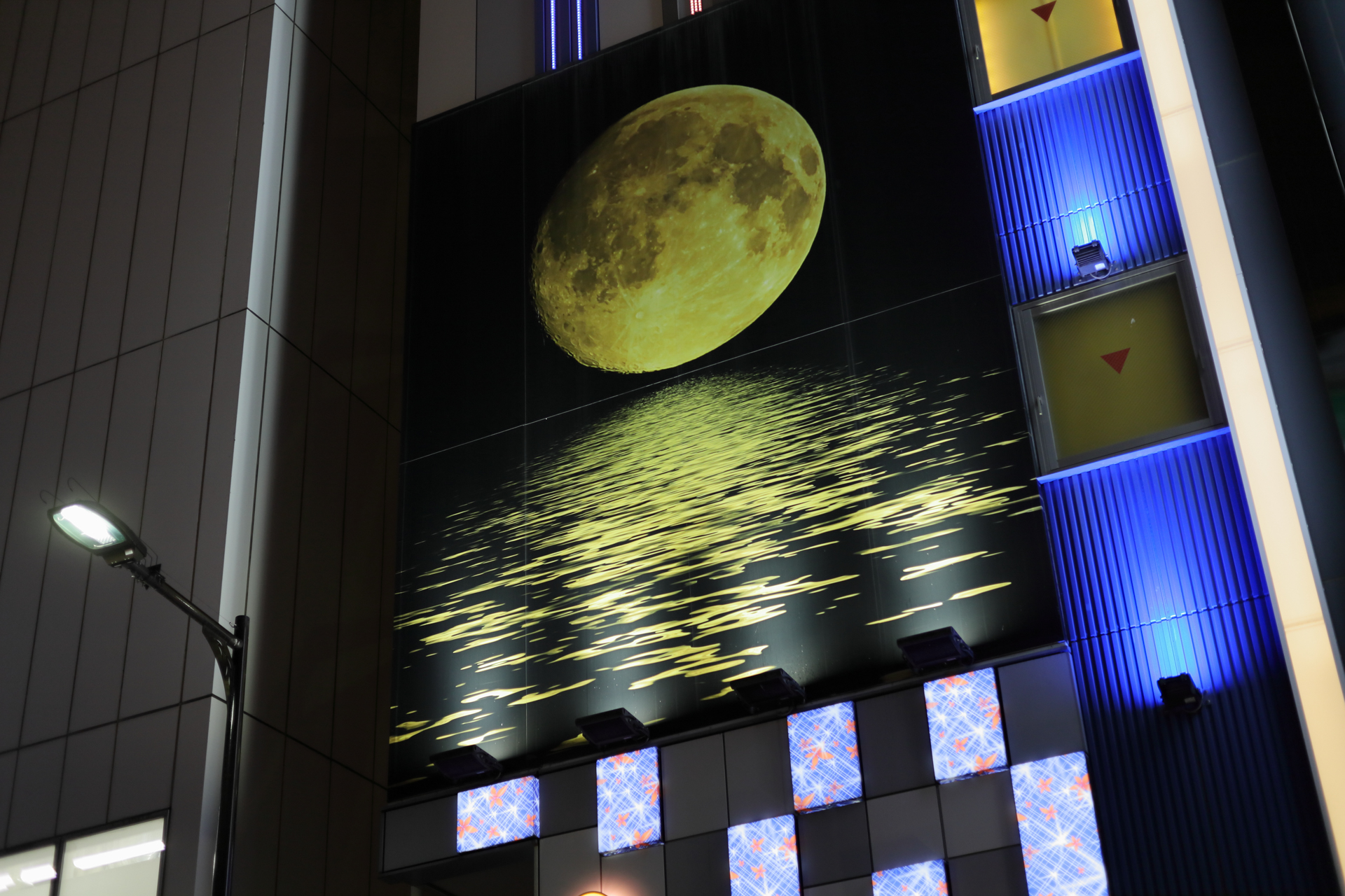 夜景なんですけど、ビルの壁面の月であります。なかなかの描写です。階調が豊富にみえます。<br><span class="fnt-85">キヤノン EOS RP／RF50mm F1.8 STM／絞り優先AE（1/100秒、F2.2、−0.7EV）／ISO 400</span>