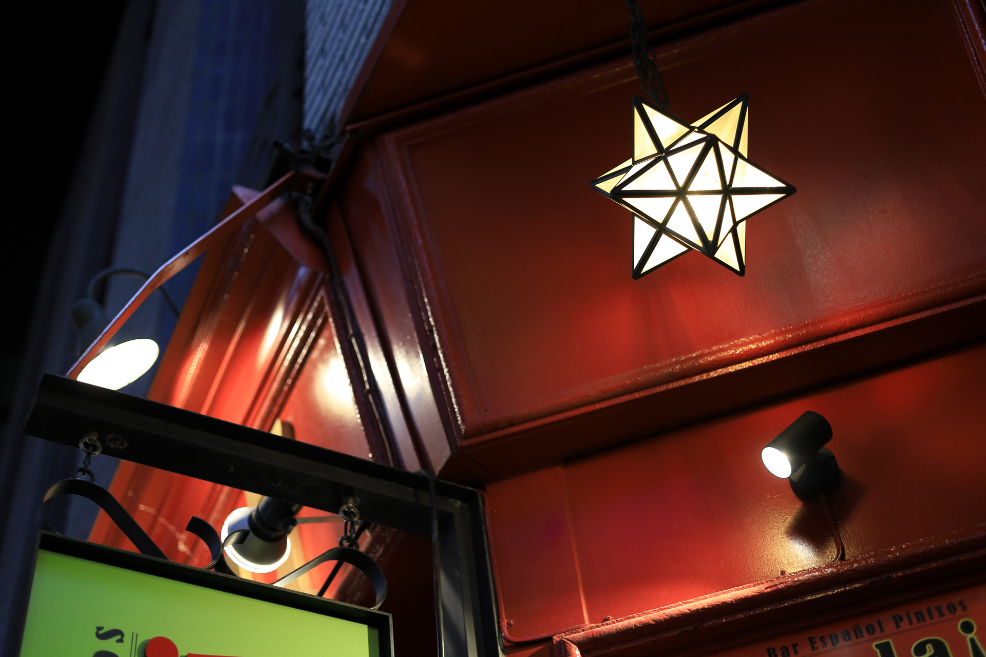 光源の再現を見たかったので軽く撮影しましたが、まとまりのよい描写をします。お安いレンズでもよく写ります。<br><span class="fnt-85">キヤノン EOS RP／RF50mm F1.8 STM／絞り優先AE（1/80秒、F2.2、−0.3EV）／ISO 400</span>