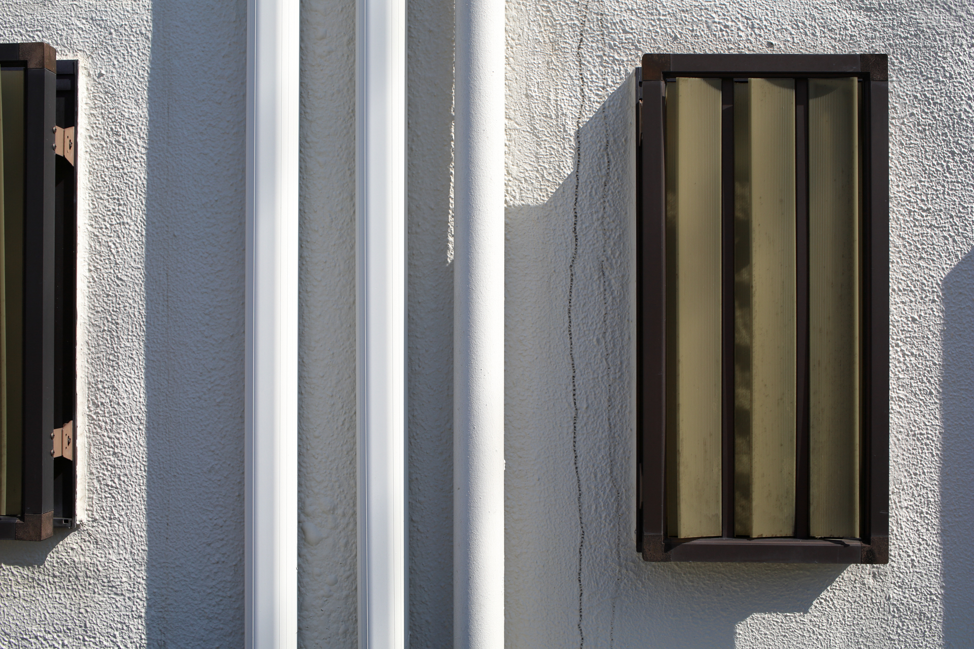 いつもこの配管を撮影し、レンズの歪曲などを確かめ実直な写りをするかどうか試していますが、想像以上に良好ですね。この条件でのこの階調再現は見事です。<br><span class="fnt-85">キヤノン EOS RP／タムロン SP 45mm F/1.8 Di VC USD／プログラムAE（1/500秒、F7.1、±0.0EV）／ISO 100</span>