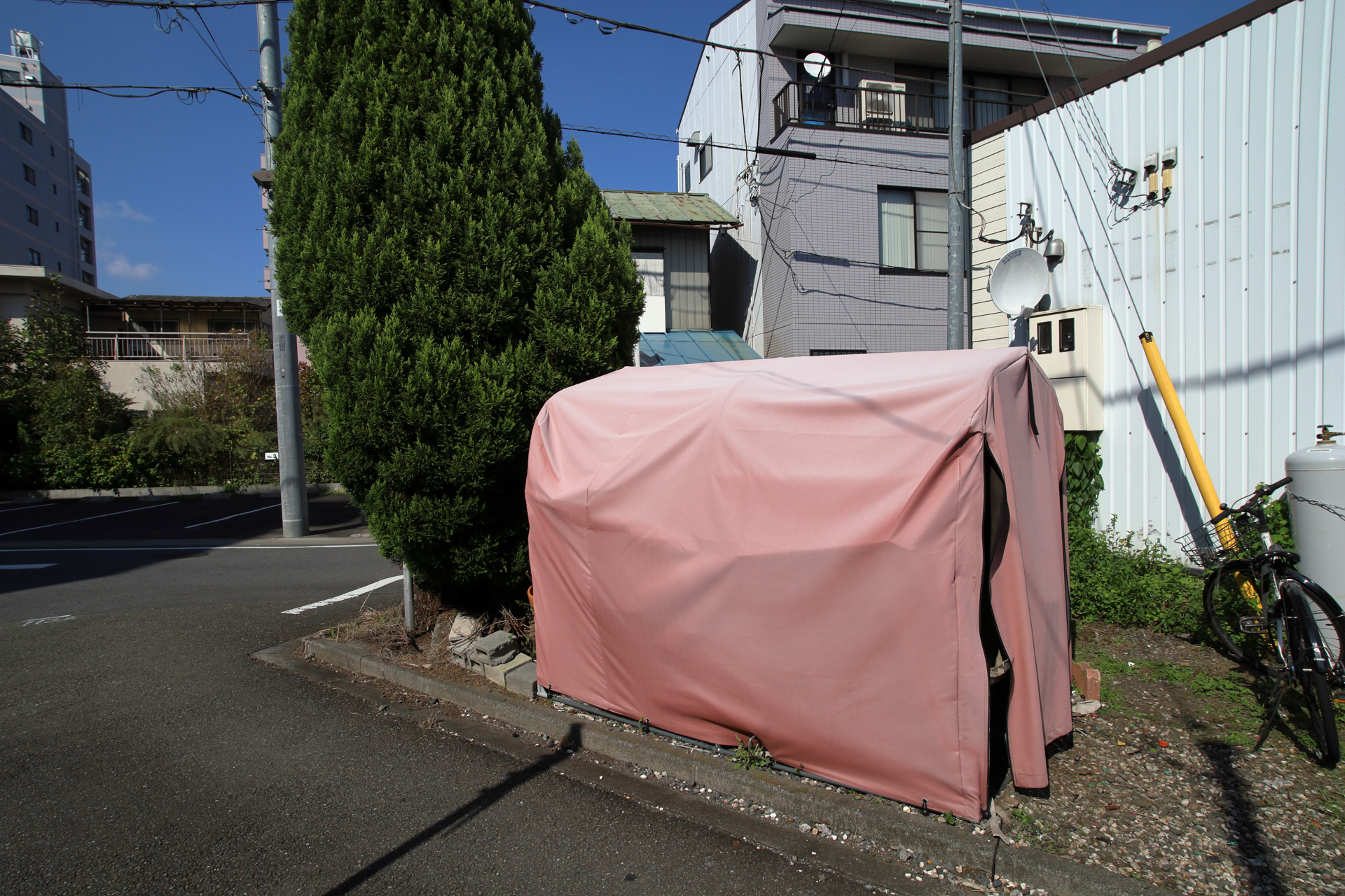 午後のトボけた街の景色なんですが、好天の日こそ露出配分はどうするかとか悩んでしまいます。<br><span class="fnt-85">キヤノン EOS RP／シグマ 20mm F1.8 EX DG／プログラムAE（1/1,000秒、F11、±0.0EV）／ISO 400</span>