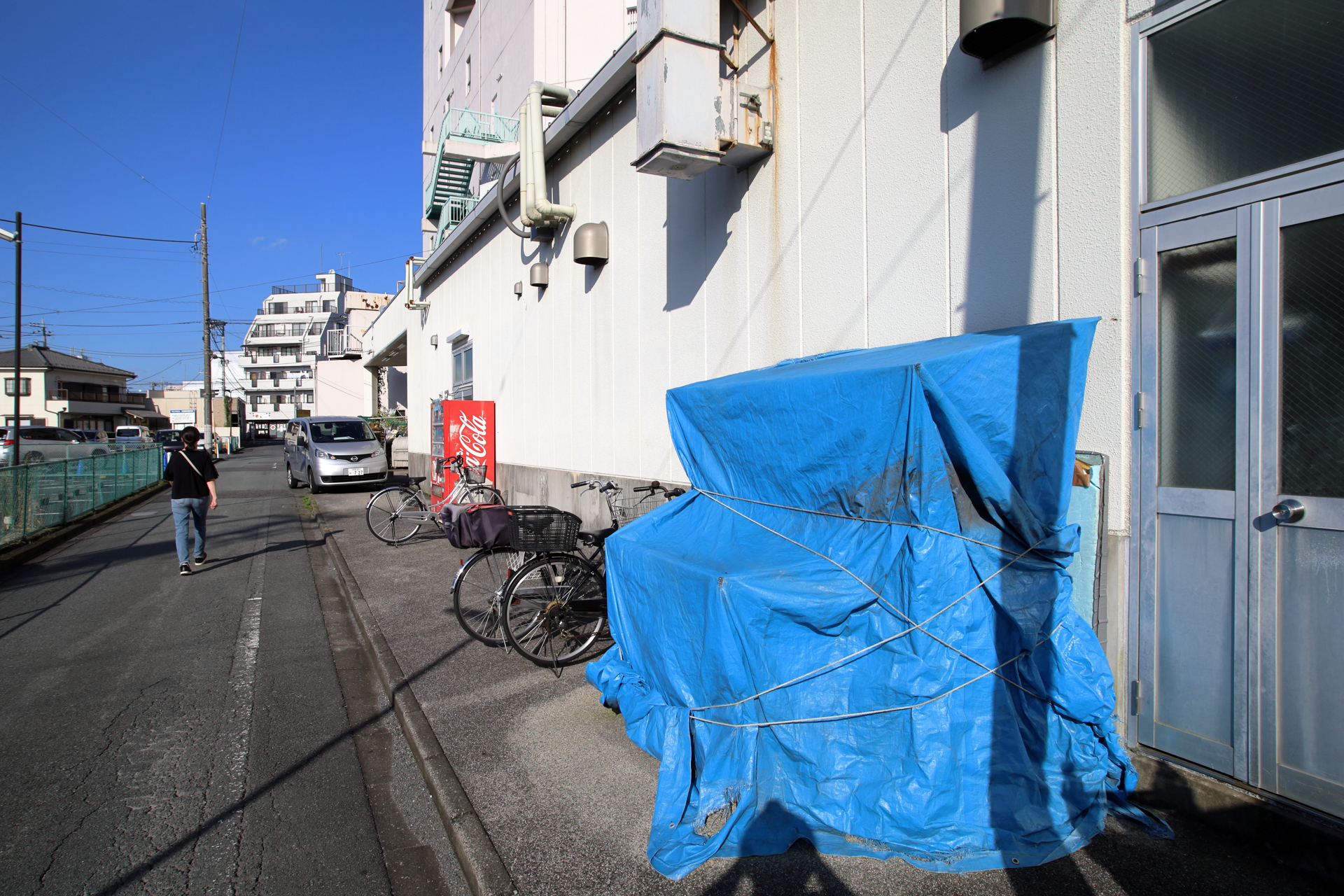 周辺で少し引っ張られるような描写をしますけど、良い描写ですね。昨今は若ぶって、超広角レンズで街に挑むわけです。<br><span class="fnt-85">キヤノン EOS RP／シグマ 20mm F1.8 EX DG／プログラムAE（1/1,000秒、F10、±0.0EV）／ISO 400</span>