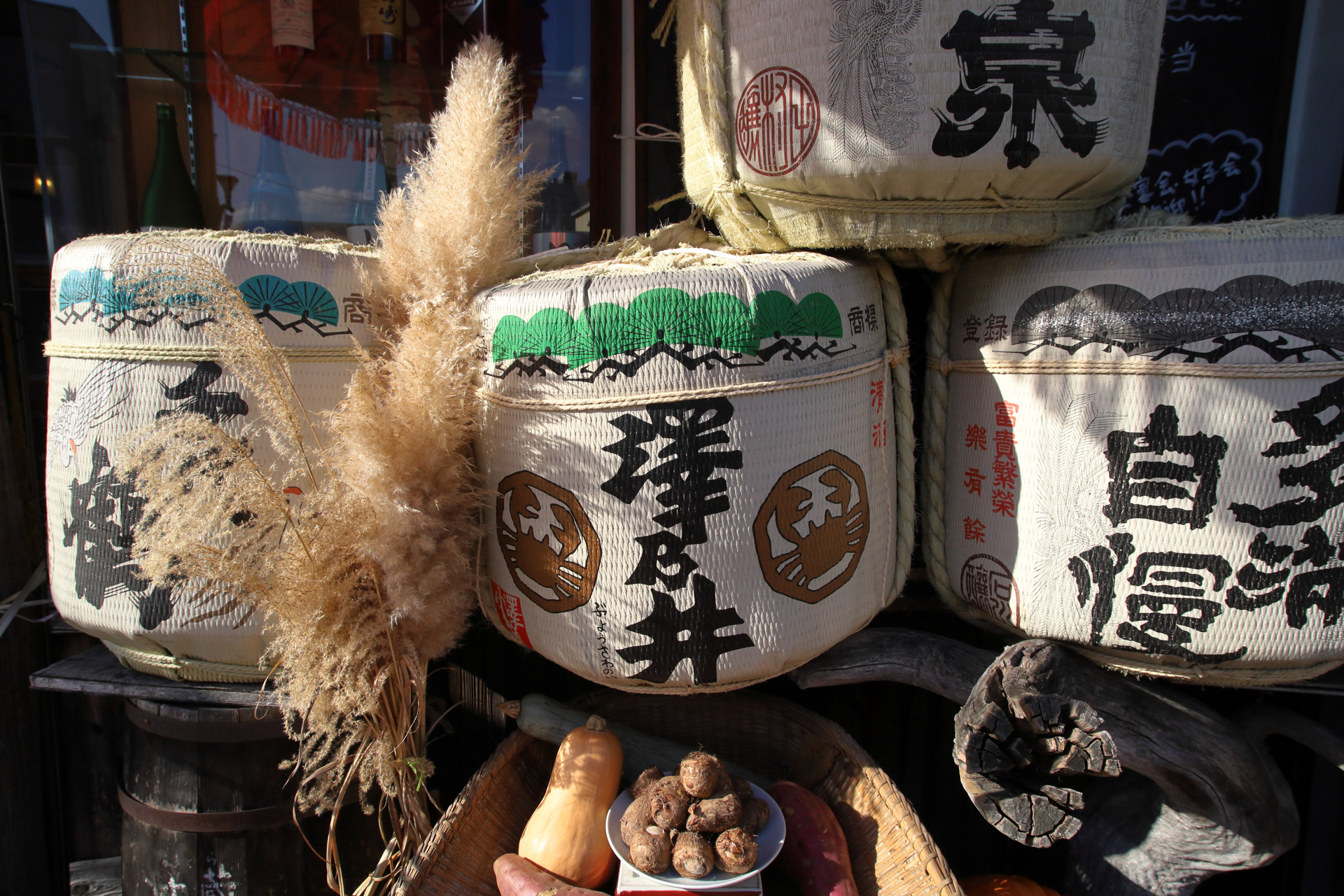 東京の銘酒の酒樽が置いてあったので思わず撮影したり。明暗差があるのにハイライトからディープシャドーへの階調の繋がりの見事さ。<br><span class="fnt-85">キヤノン EOS RP／シグマ 20mm F1.8 EX DG／プログラムAE（1/800秒、F10、−0.7EV）／ISO 400</span>