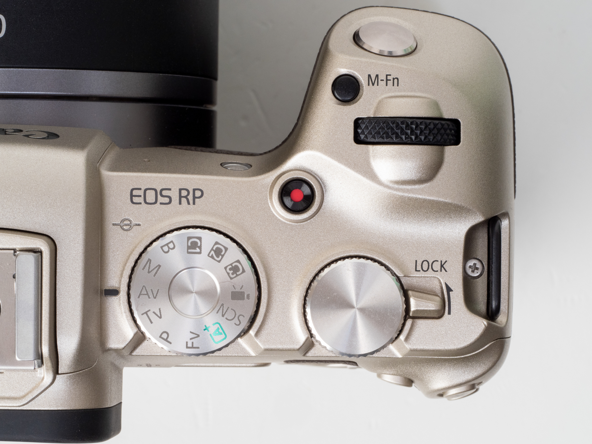 ギラギラしてモードダイヤルが見づらい条件もあるやもしれませんが、いいんですよ、全体のデザイン優先で。ダイヤル類をできるだけ沈めたレイアウトがまた美しいですね