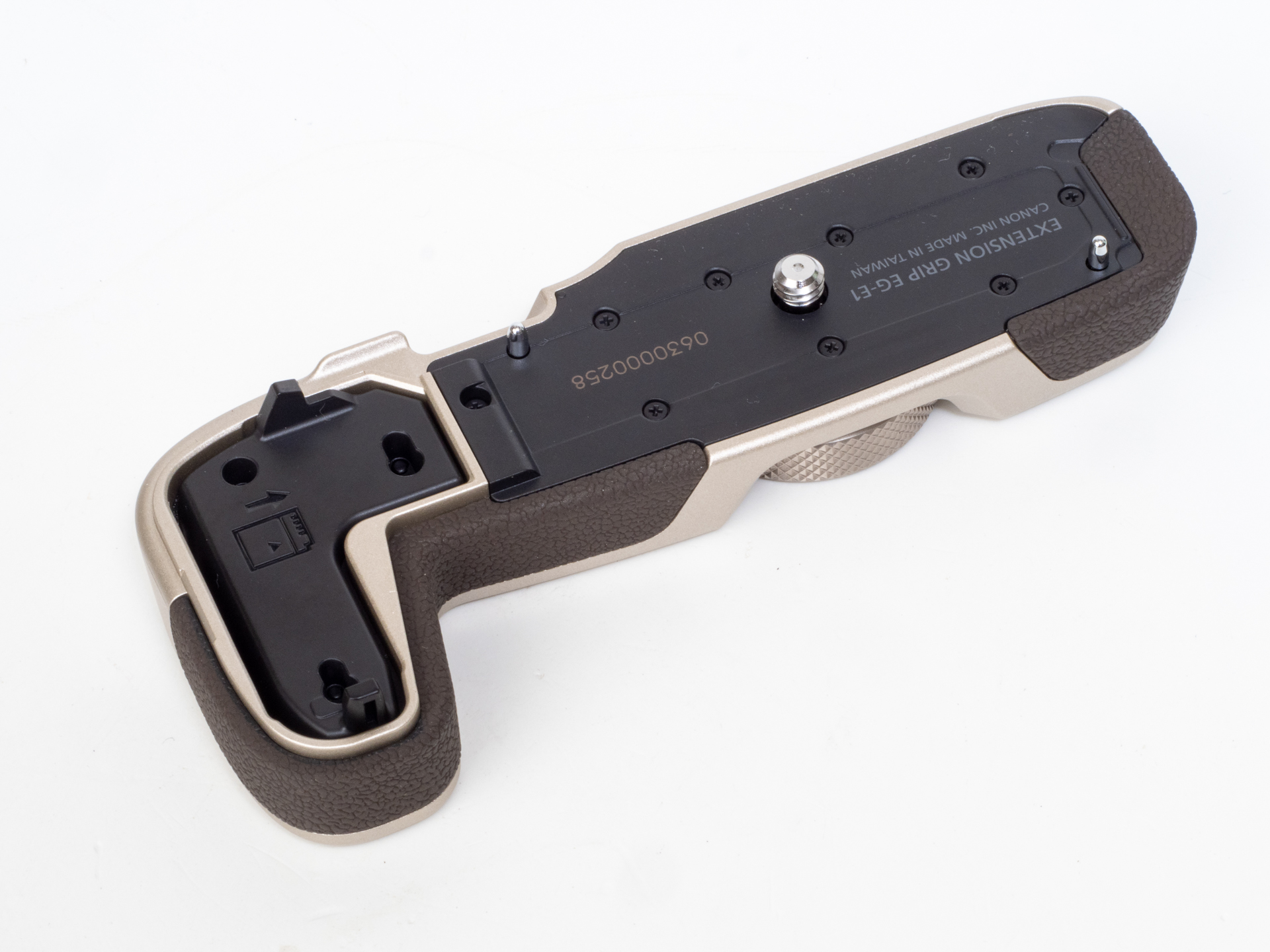 BG-E1。ドンガラのグリップなんですが、何のために用意されたのかよくわからないのですが、デザインを変えたかったのかな。でも、グリップの下に余る小指のレストポジションがあります。もちろんメディアやメモリーカードへのアクセスも楽です。